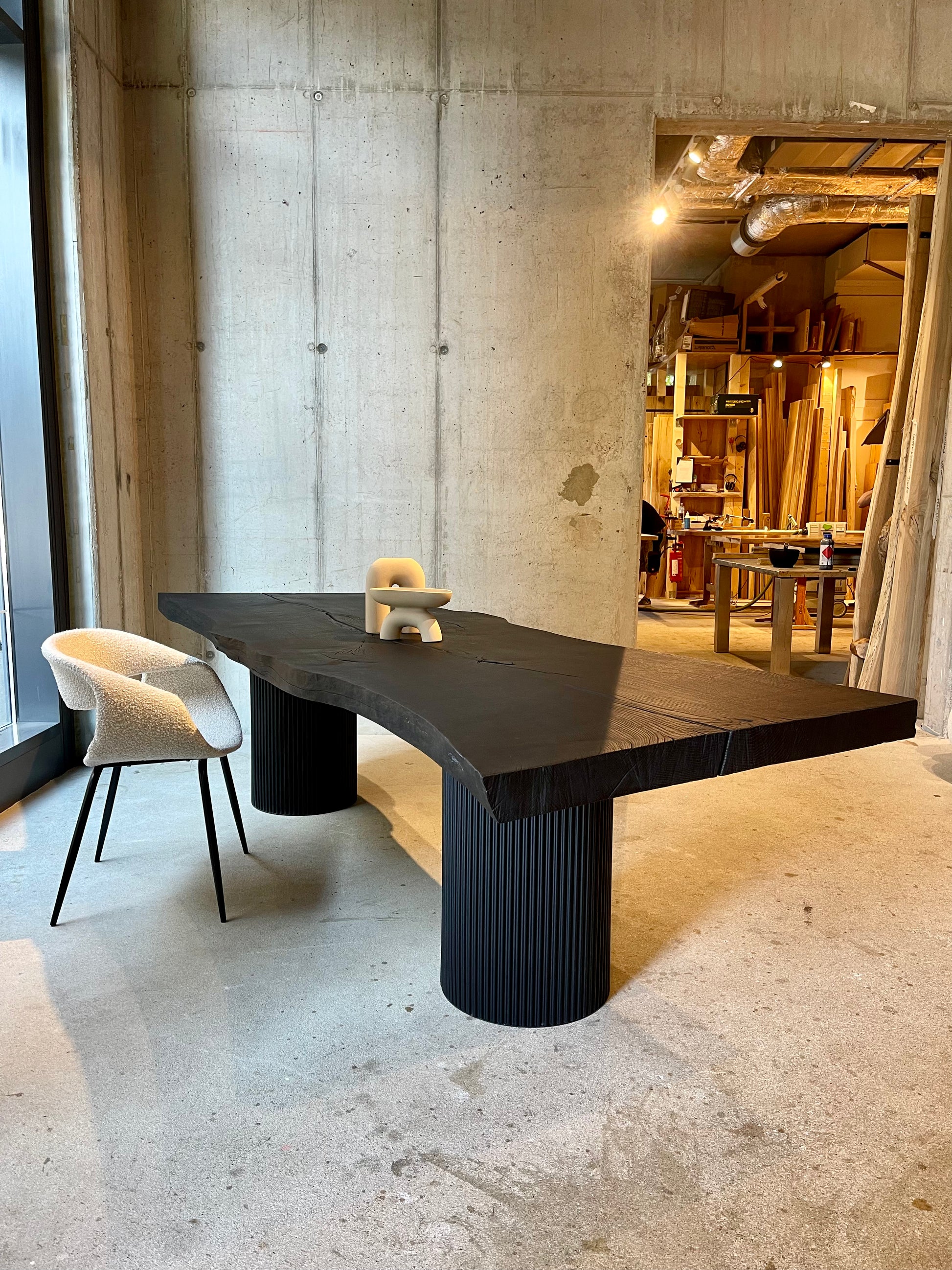 Baumtisch Eiche schwarz geköhlt mit Metallsäuen in Lamellen Optik – Holzwerk Hamburg