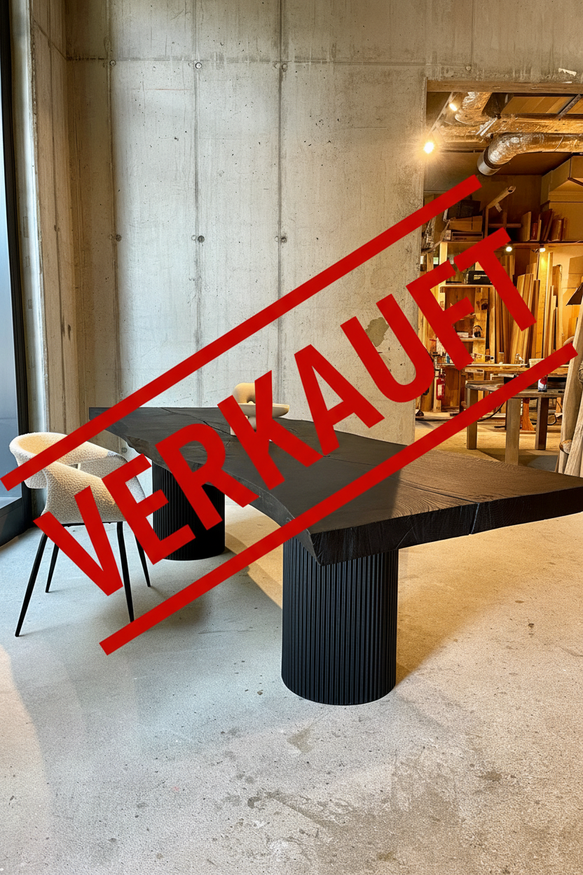 Schwarzer Esstisch aus massiver Eiche mit schwarzen Metallsäulen in Lamellen-Optik, Holzwerk Hamburg, modernes Baumtisch Design