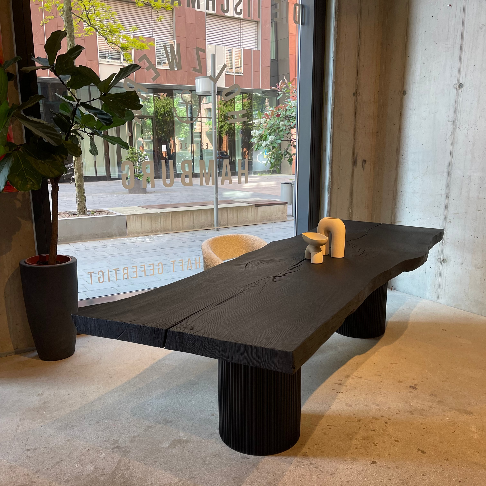 campingtisch lamellen Baumtisch Eiche schwarz geköhlt mit Metallsäuen in Lamellen Optik – Holzwerk Hamburg