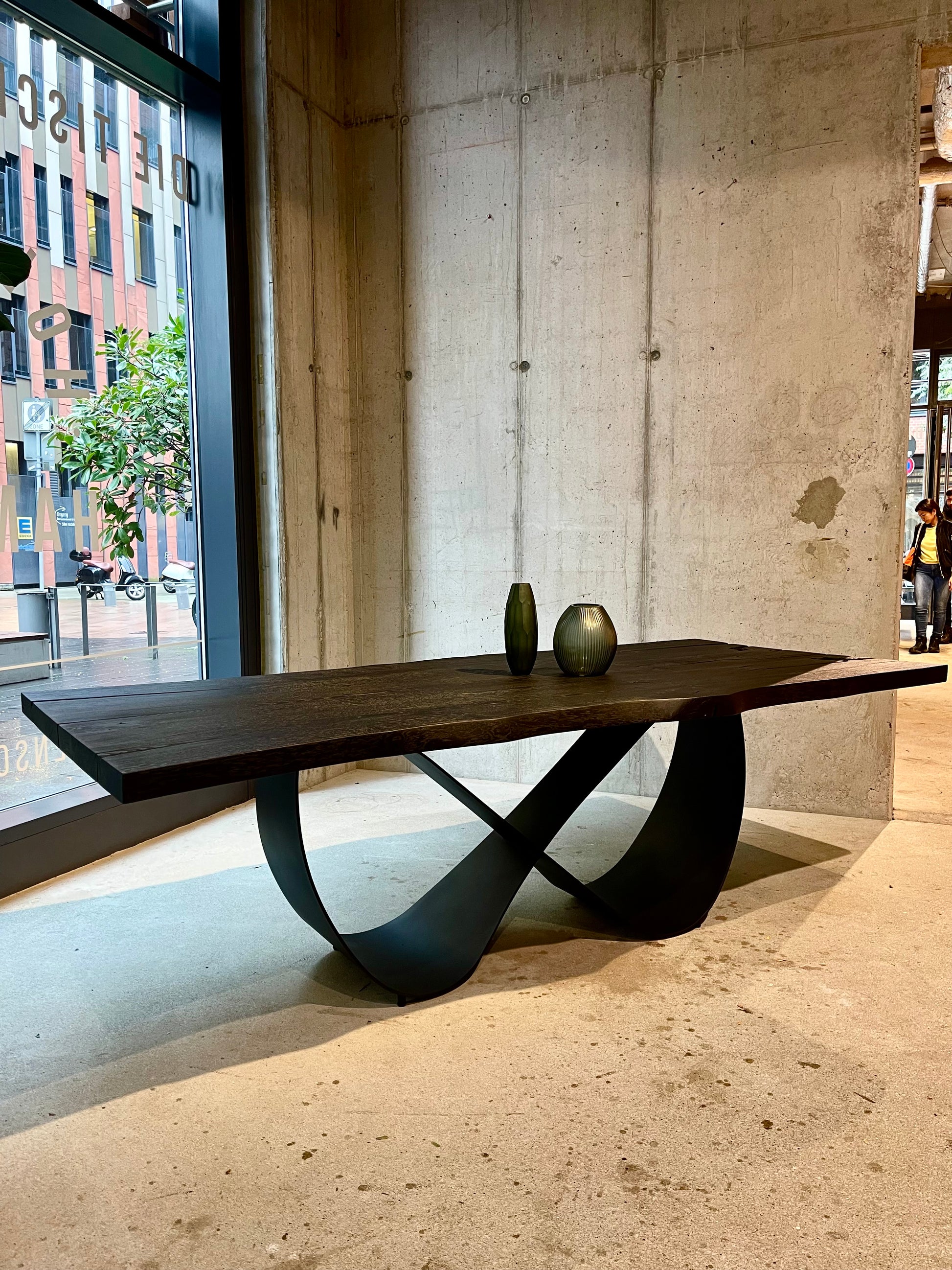Schwarzer Tisch Massivholztisch schwarz geköhlt Eiche 