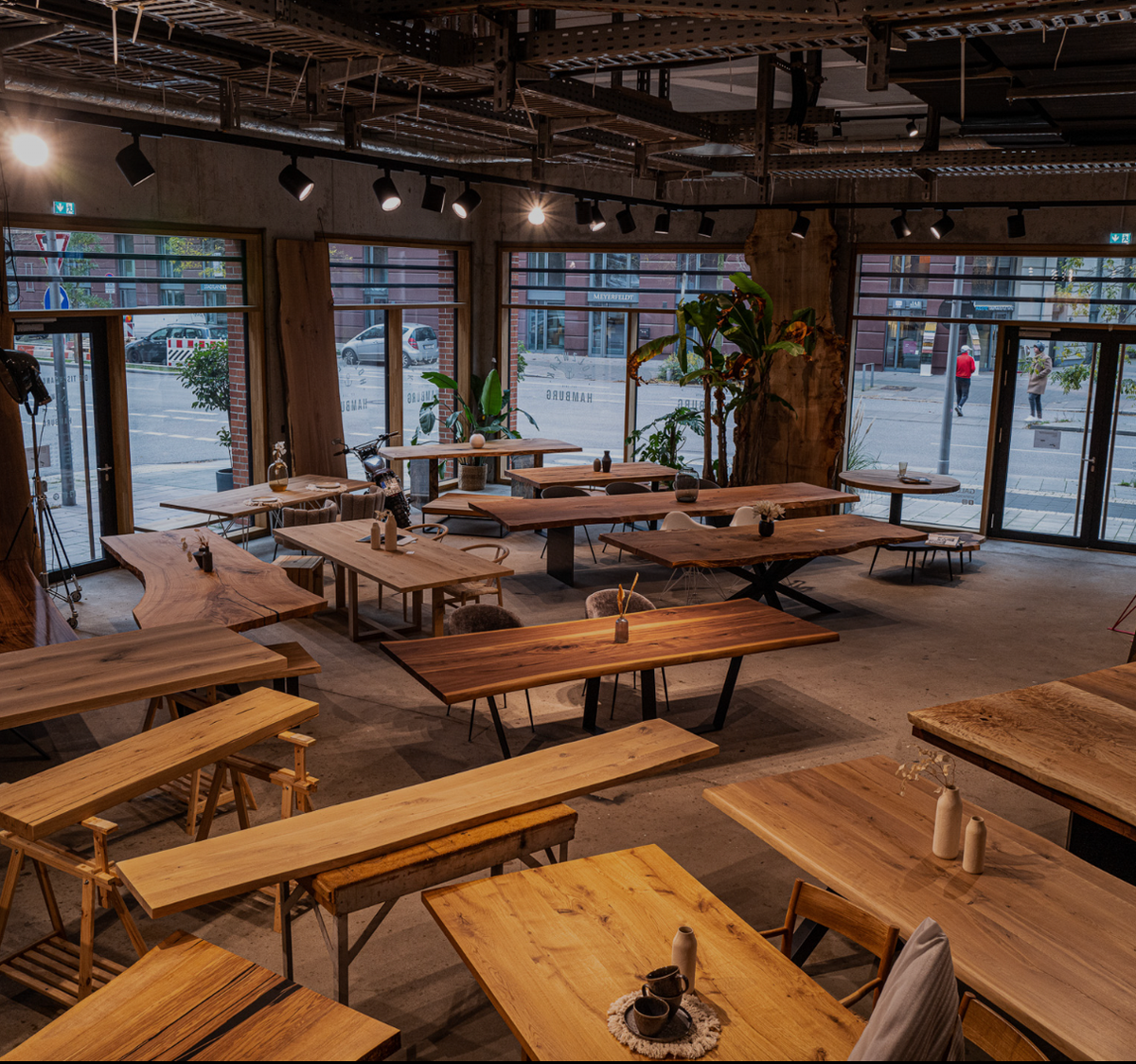 Showroom in der Hamburger HafenCity mit über 50 Massivholztischen | Holzwerk Hamburg