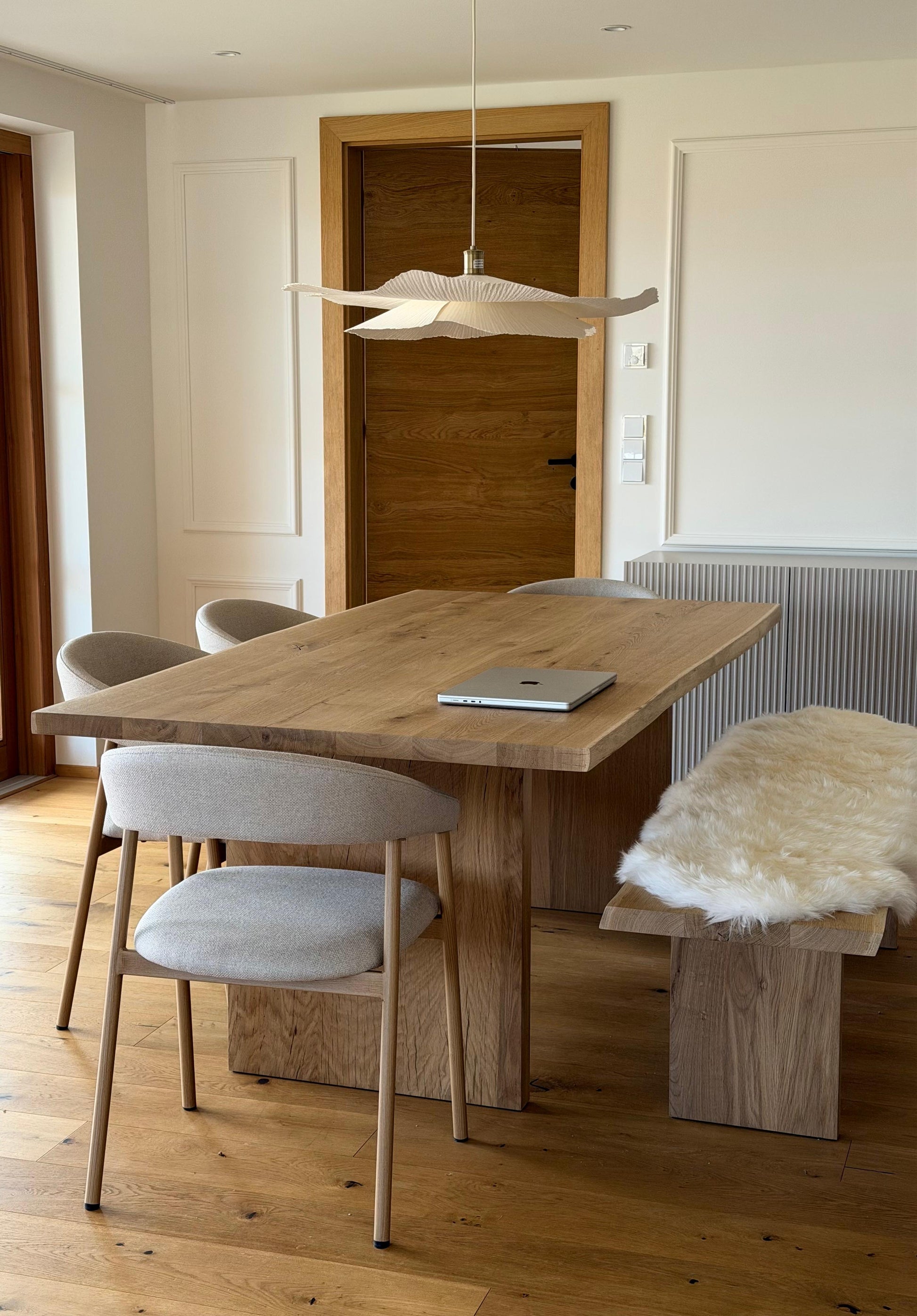 Massiver Esstisch aus Eiche in Holzwerk Hamburg Design, mit natürlicher Holzmaserung und robustem Tischgestell.