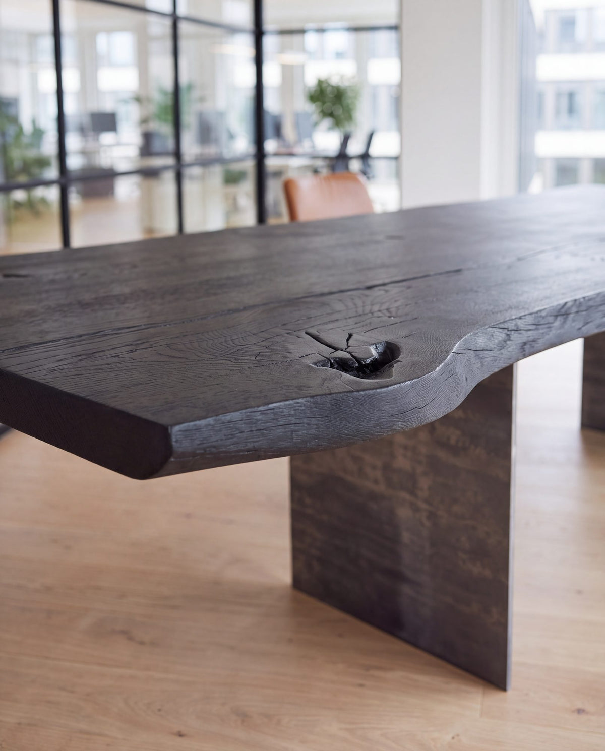 Detail der Baumkante mit Ast an einem Tisch aus geköhlter Eiche mit Rohstahlwange, Visualisierung | Holzwerk Hamburg