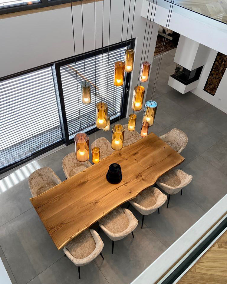 Baumtisch mit Naturkante für 10 Personen im Loft mit Design-Pendelleuchten | Holzwerk Hamburg
