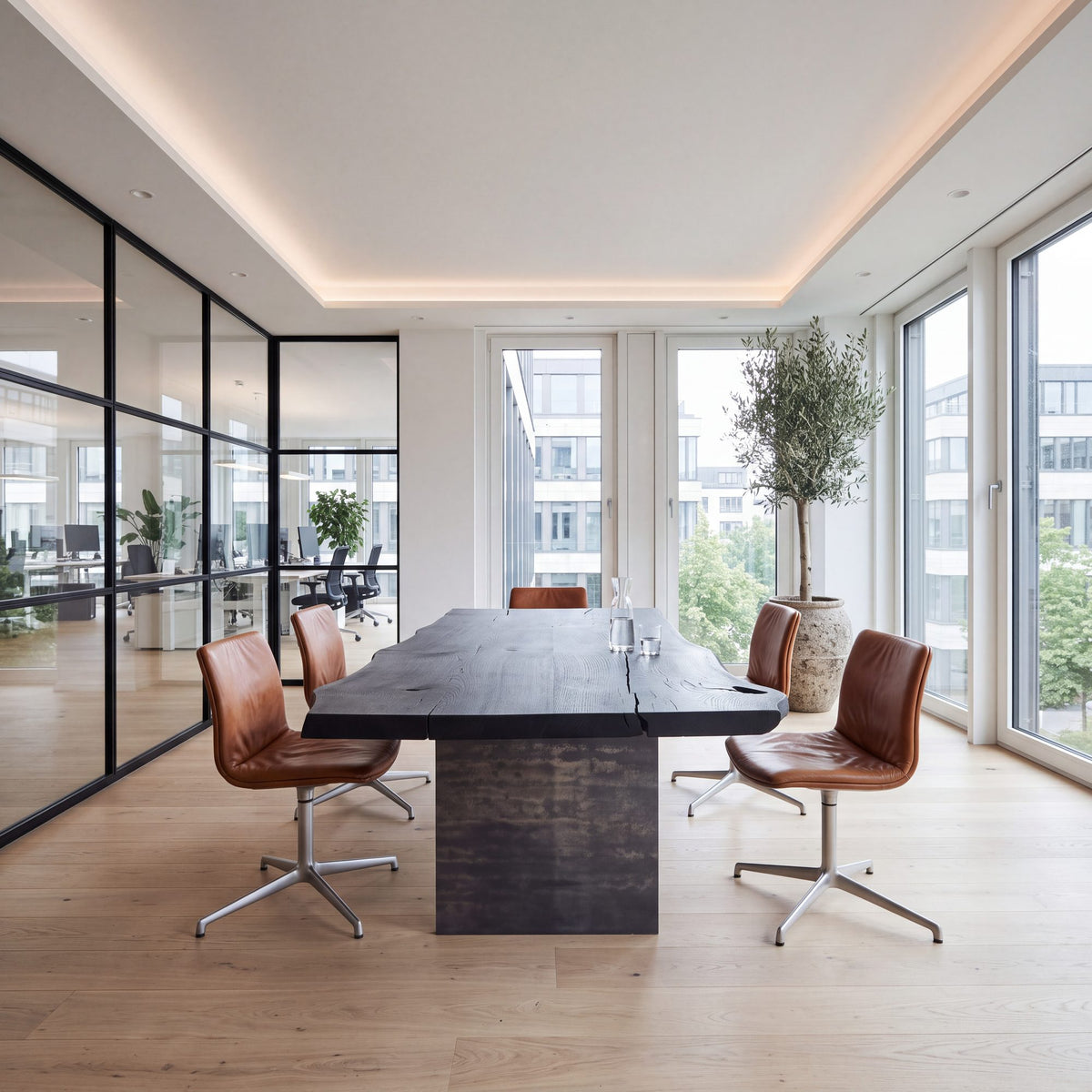 Schwarzer Besprechungstisch mit Baumkante und Rohstahlwange im Büro mit Glaswand, Blick auf die Stirnseite, Visualisierung | Holzwerk Hamburg