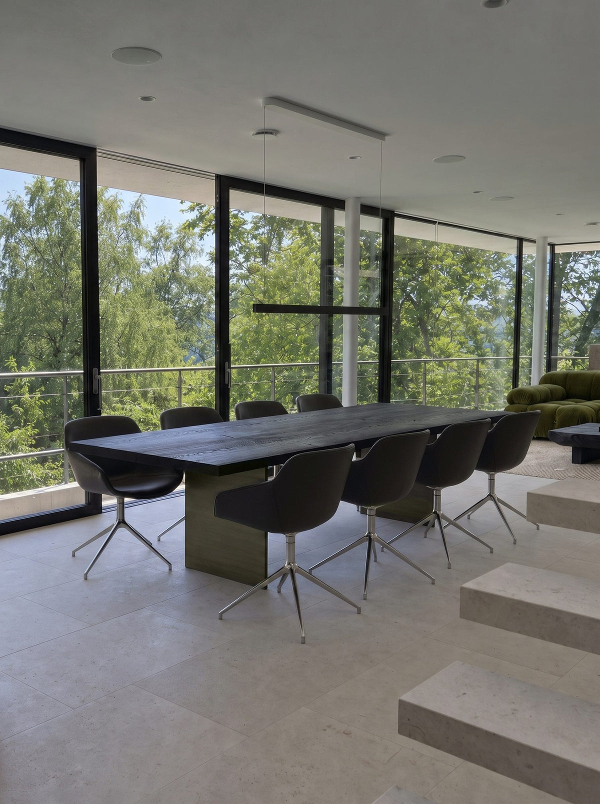 Schwarzer Esstisch aus geköhlter Eiche mit geraden Kanten und Metallwangen im Bronze-Look, acht Lederstühle vor bodentiefen Fenstern mit Blick ins Grüne, Visualisierung | Holzwerk Hamburg