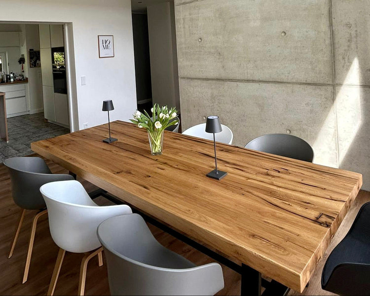Esstisch Eiche rustikal im modernen Loft mit Sichtbeton-Wand | Holzwerk Hamburg