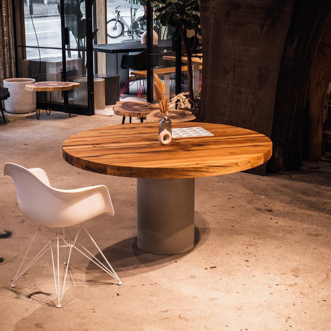Esstisch rund Massivholz Beton | Holzwerk Hamburg 