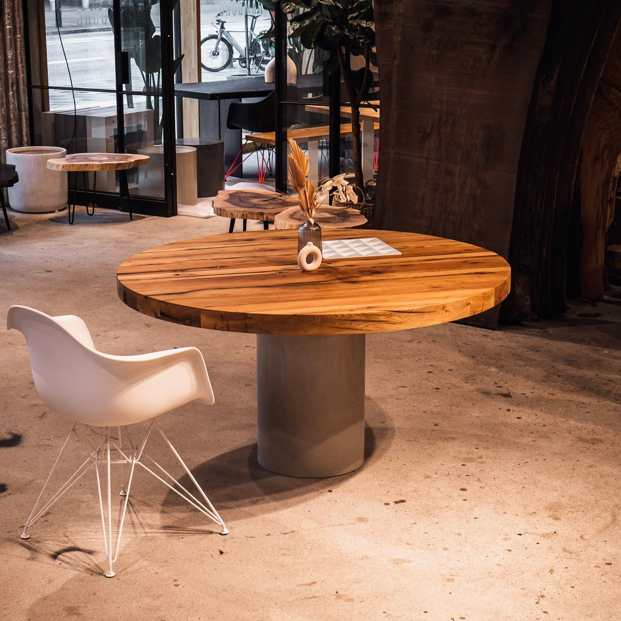 Esstisch rund Massivholz Beton | Holzwerk Hamburg 