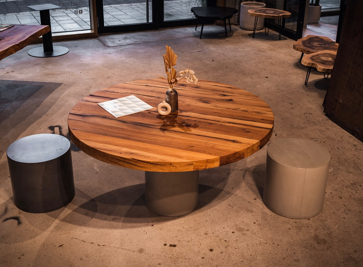 Massivholztisch runde Form mit Betongestell