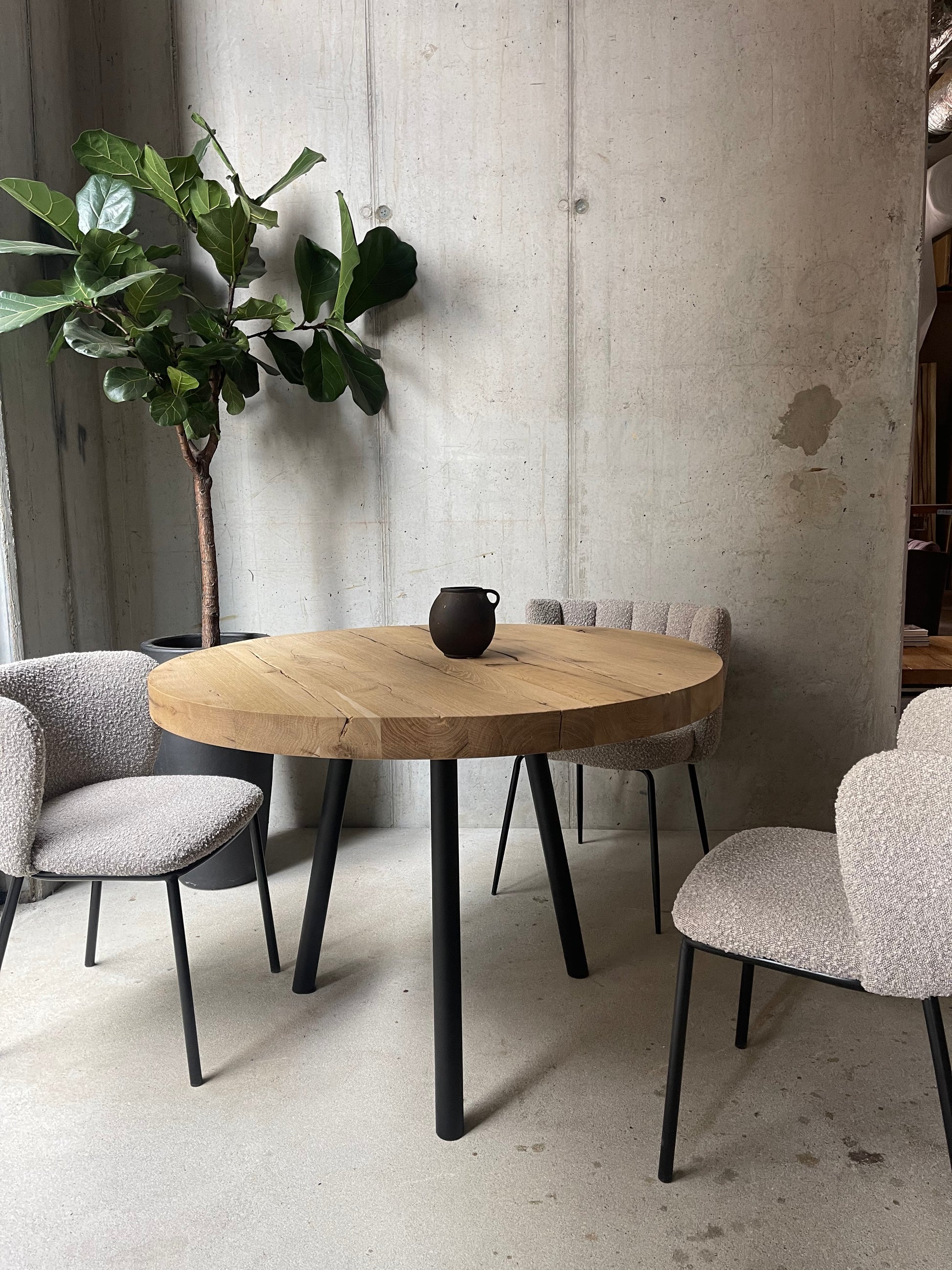 Holztisch rund Massivholz Tischgestell schwarz 