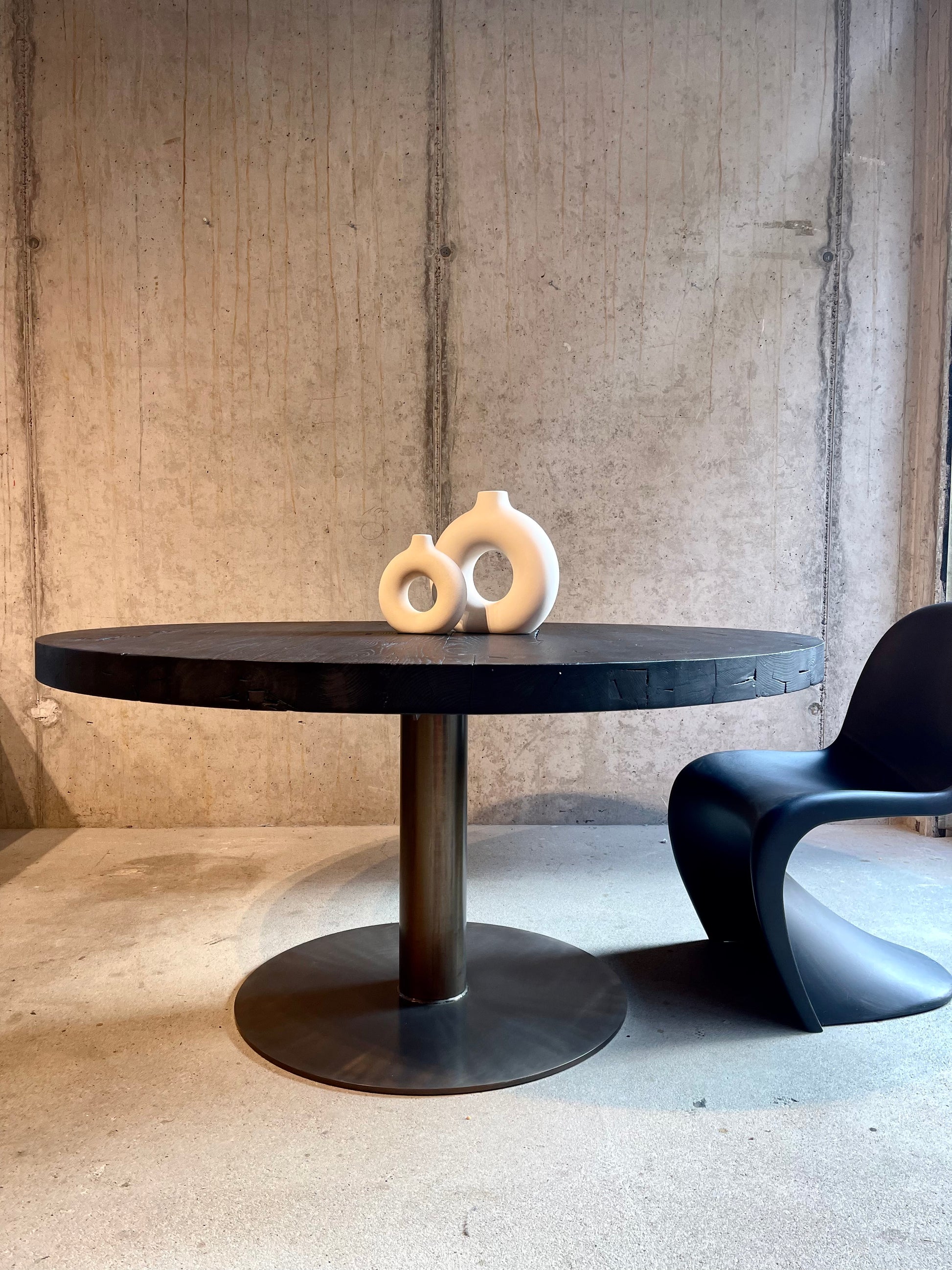 Massivholztisch rund schwarz geköhlt