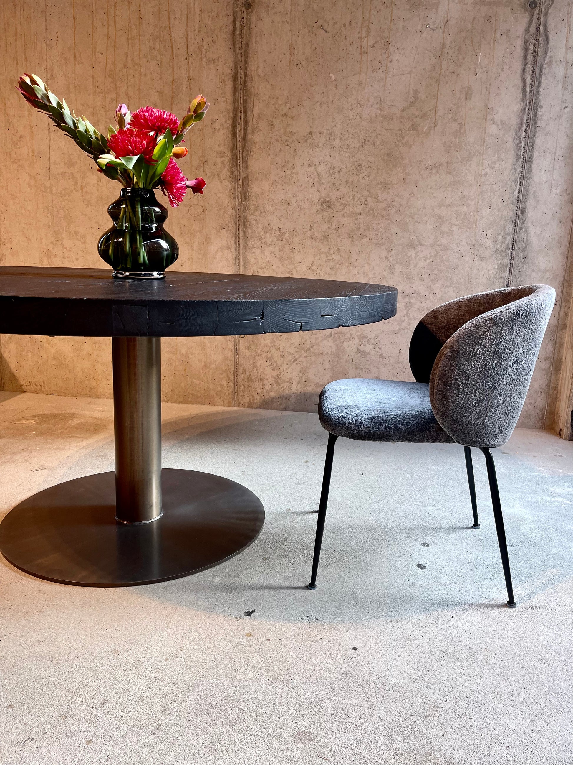 Runder Massivholztisch schwarz geköhlt 