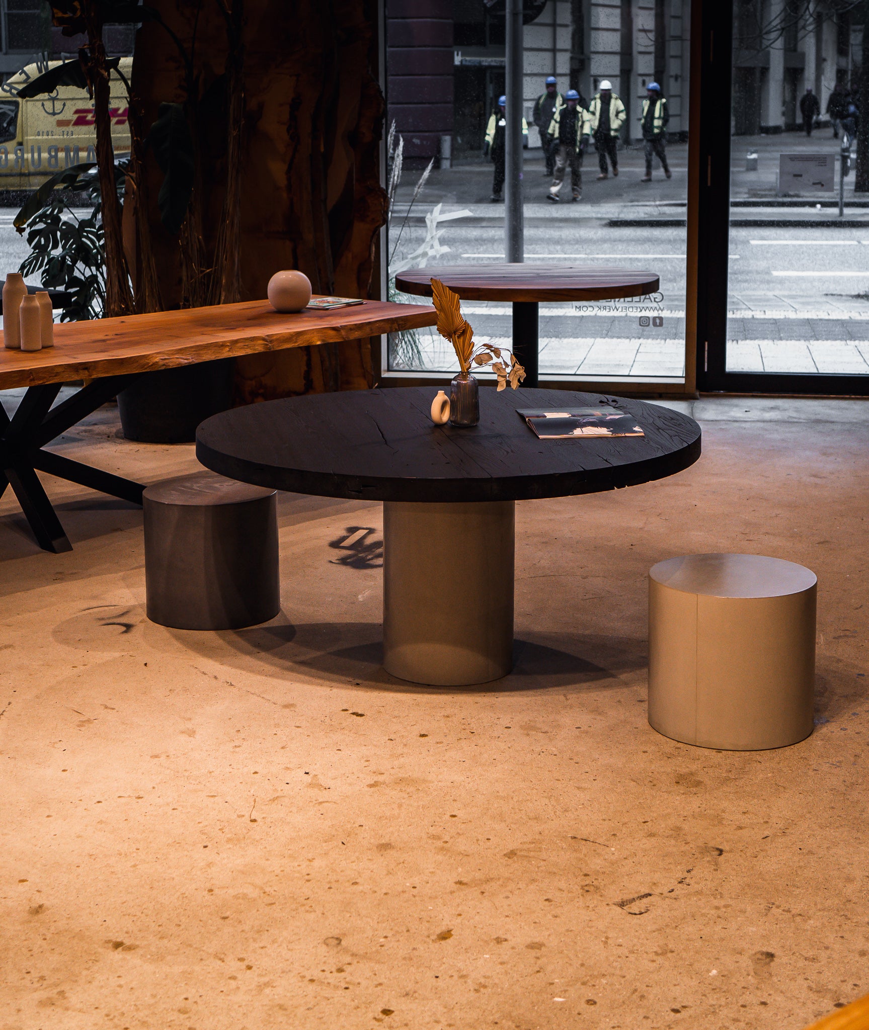 Runder Massivholztisch von Holzwerk Hamburg, gekohlt schwarz, 100 cm Durchmesser, robuste Holzoberfläche