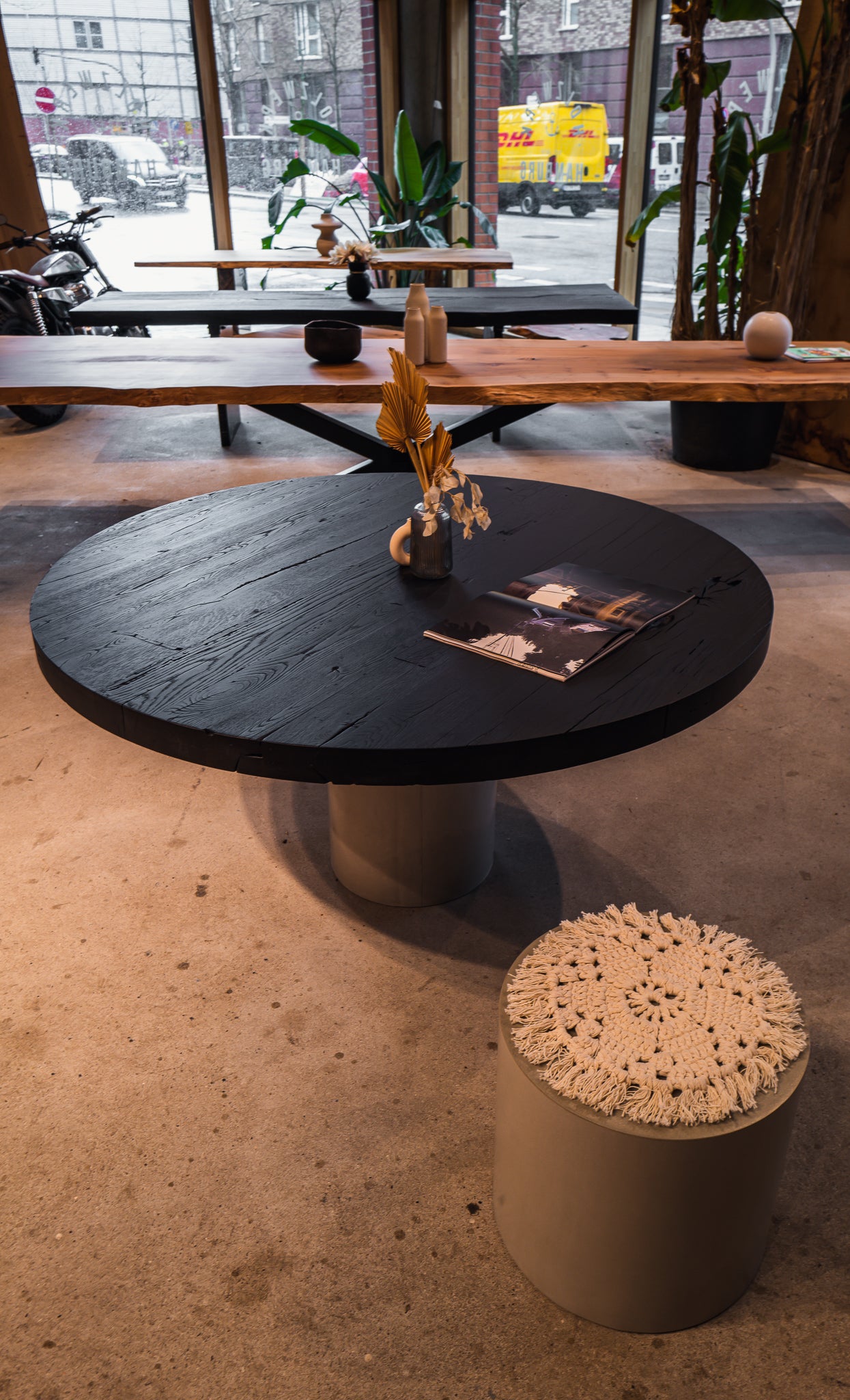 Runder Massivholztisch von Holzwerk Hamburg, gekohlt, schwarz, mit 100 cm Durchmesser, elegante Holzoberfläche