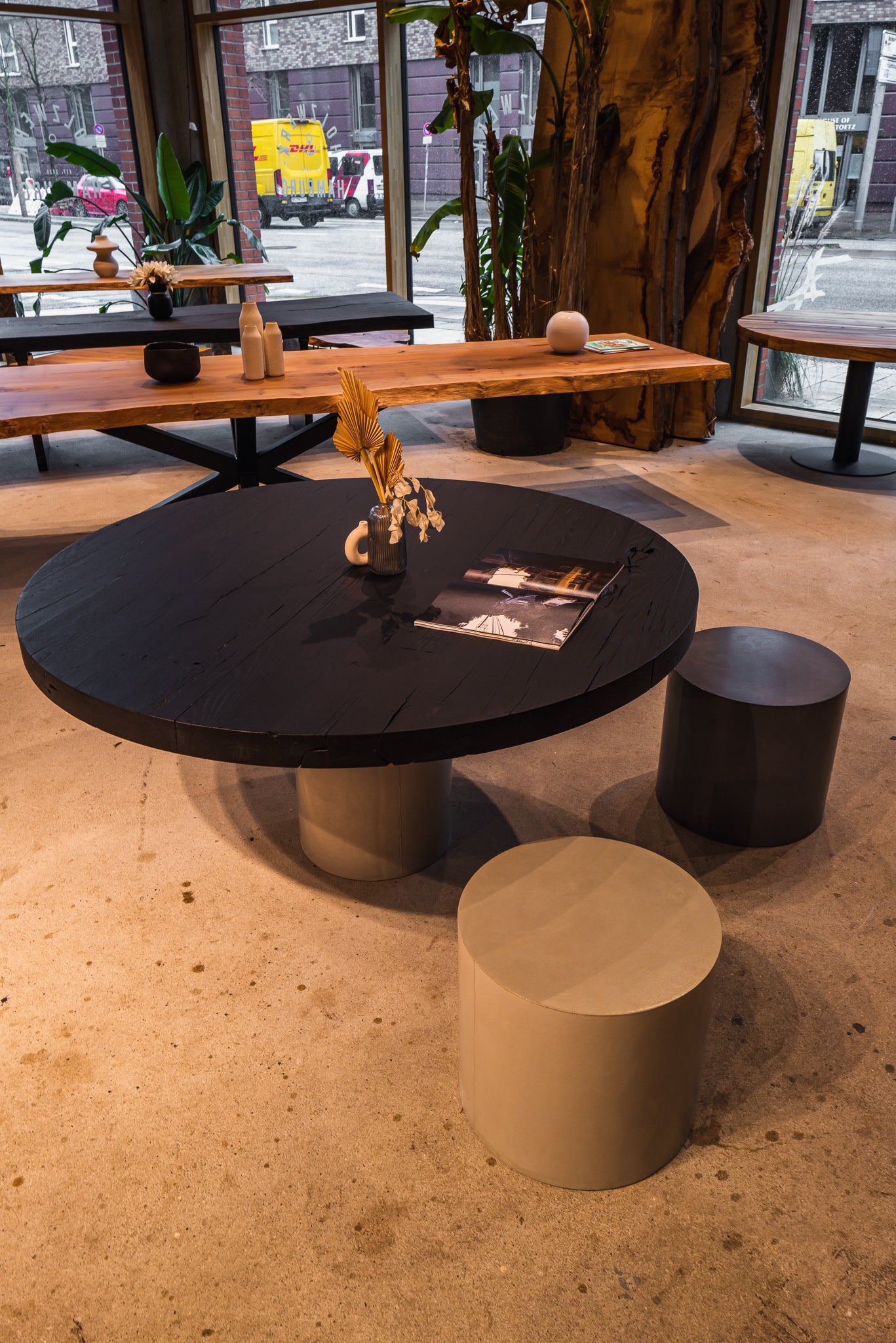 Runder Massivholztisch von Holzwerk Hamburg, gekohlt und schwarz, 100 cm Durchmesser, stabiler Esstisch aus Holz