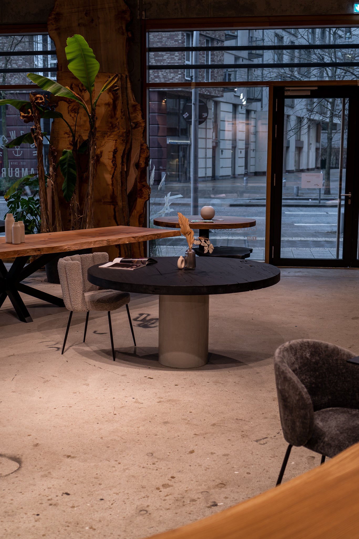 Runder Massivholztisch von Holzwerk Hamburg, gekohlt und schwarz lackiert, mit 100 cm Durchmesser, robustes Naturholz-Design