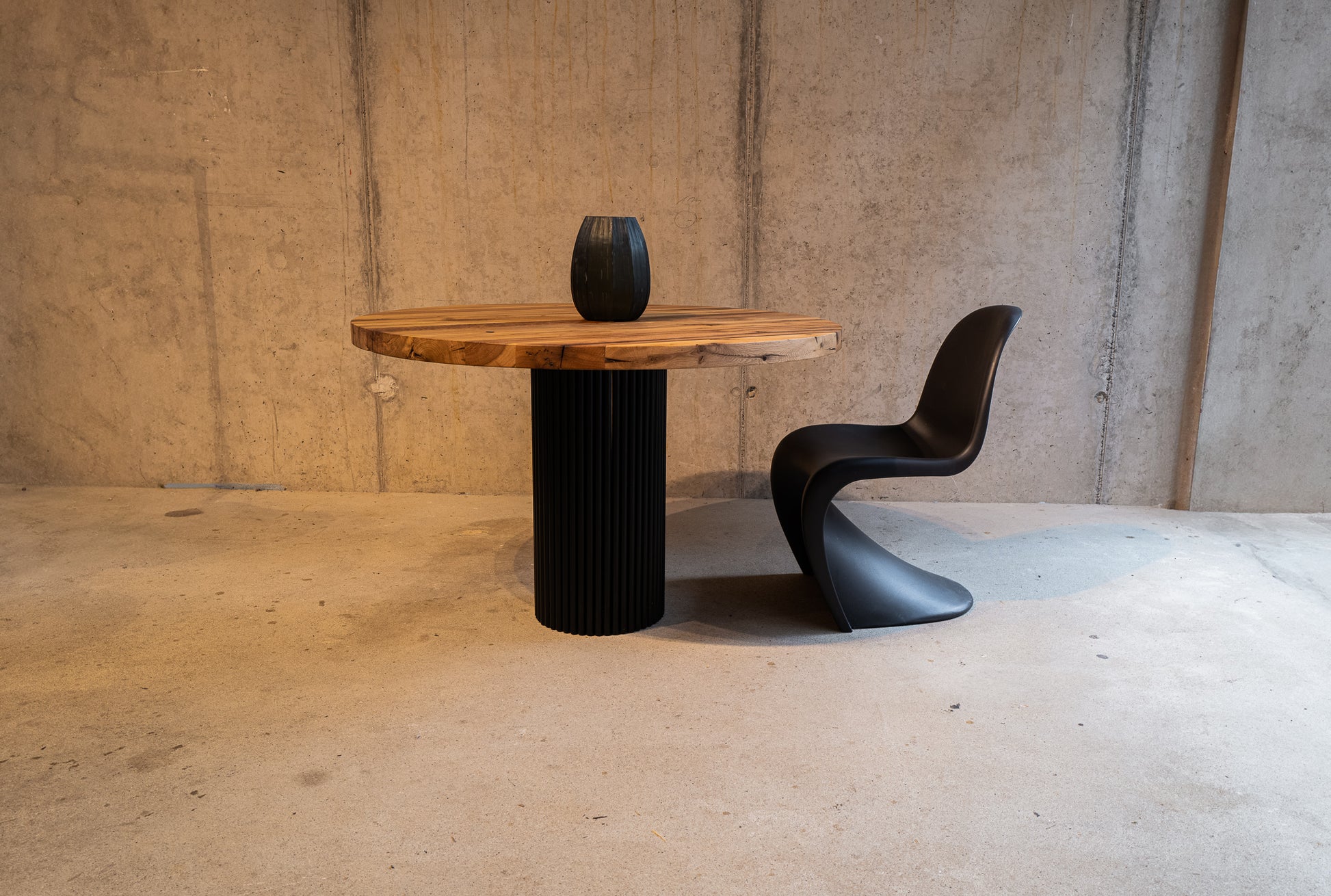 Esstisch rund mit Mittelsäule aus Metall