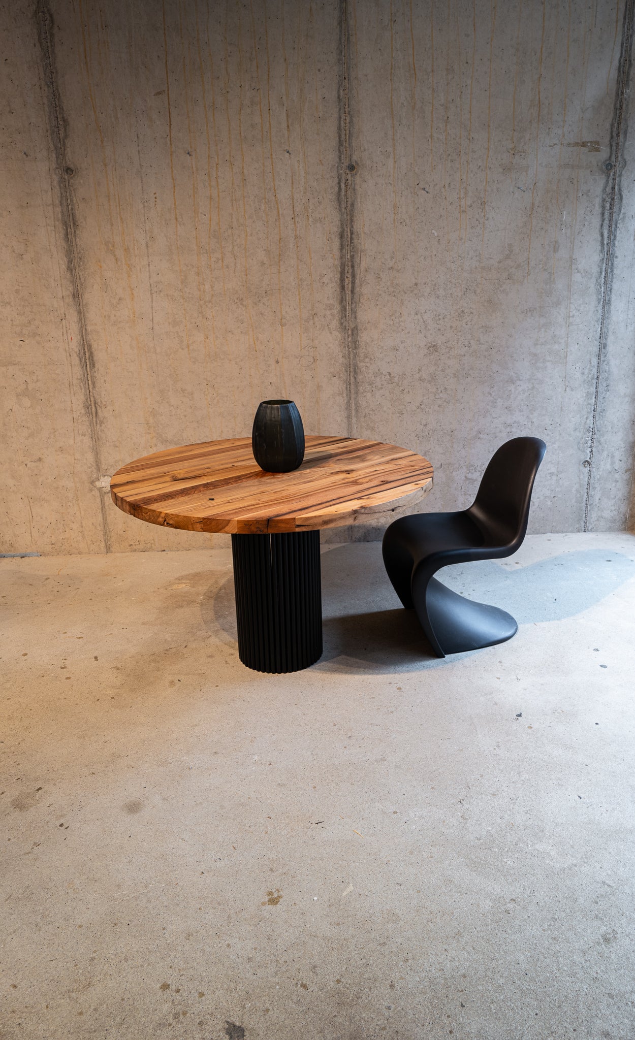 Massivholztisch Rund Gestell als Mittelsäule aus Metall