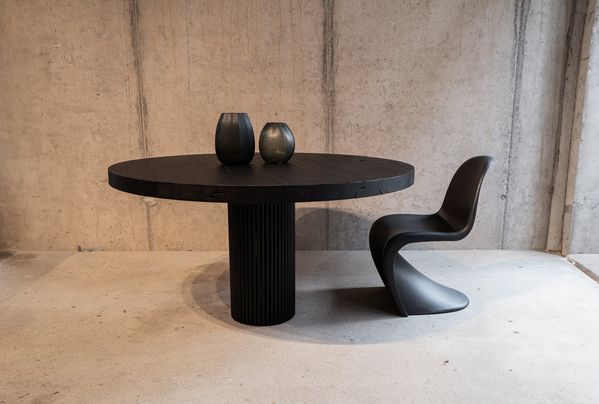 Massivholztisch rund schwarz geköhlt 