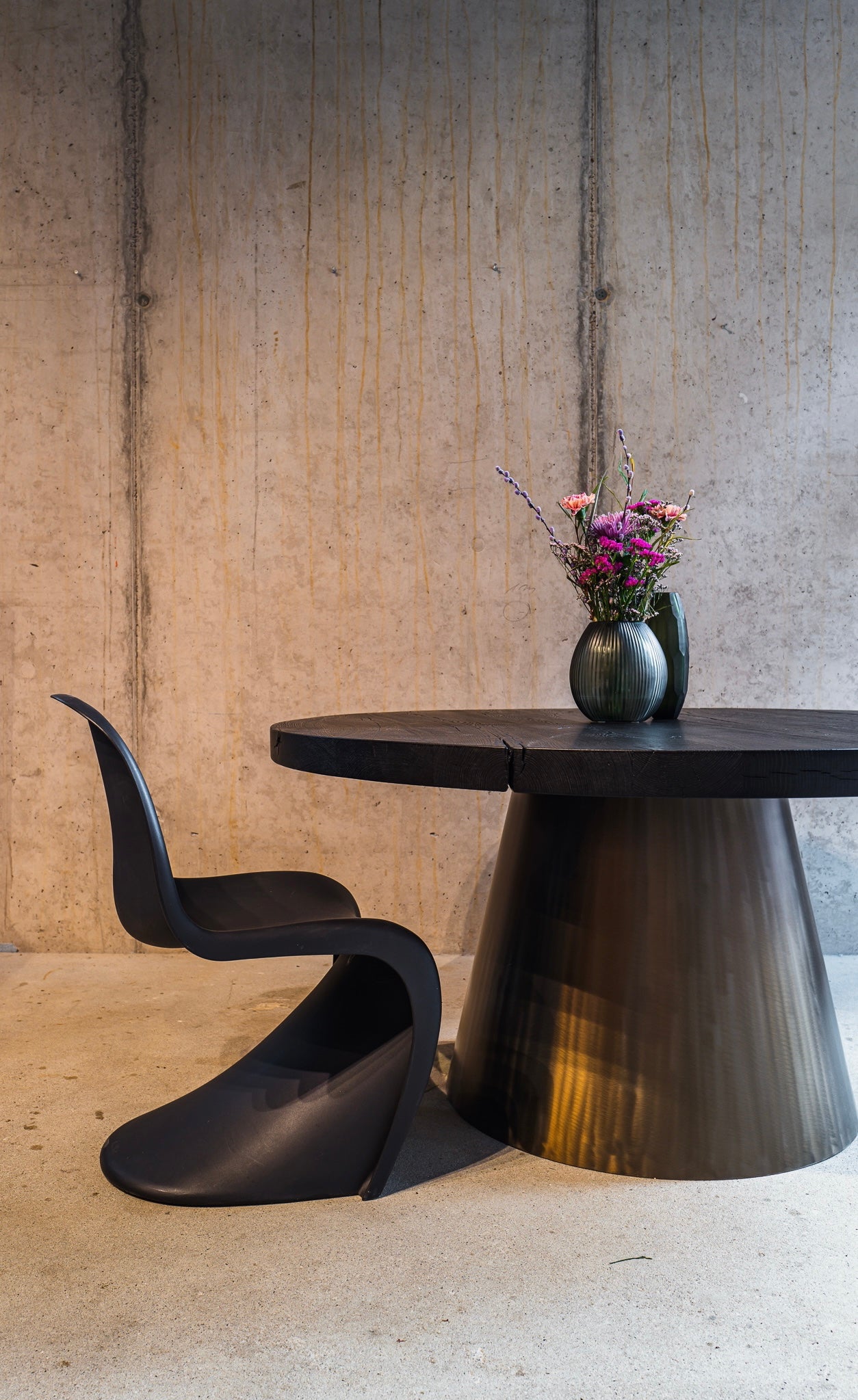 Runder Massivholztisch schwarz 