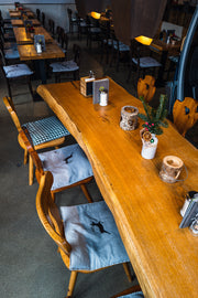 Gastrotisch Eichenholz mit natürlcher Baumkante