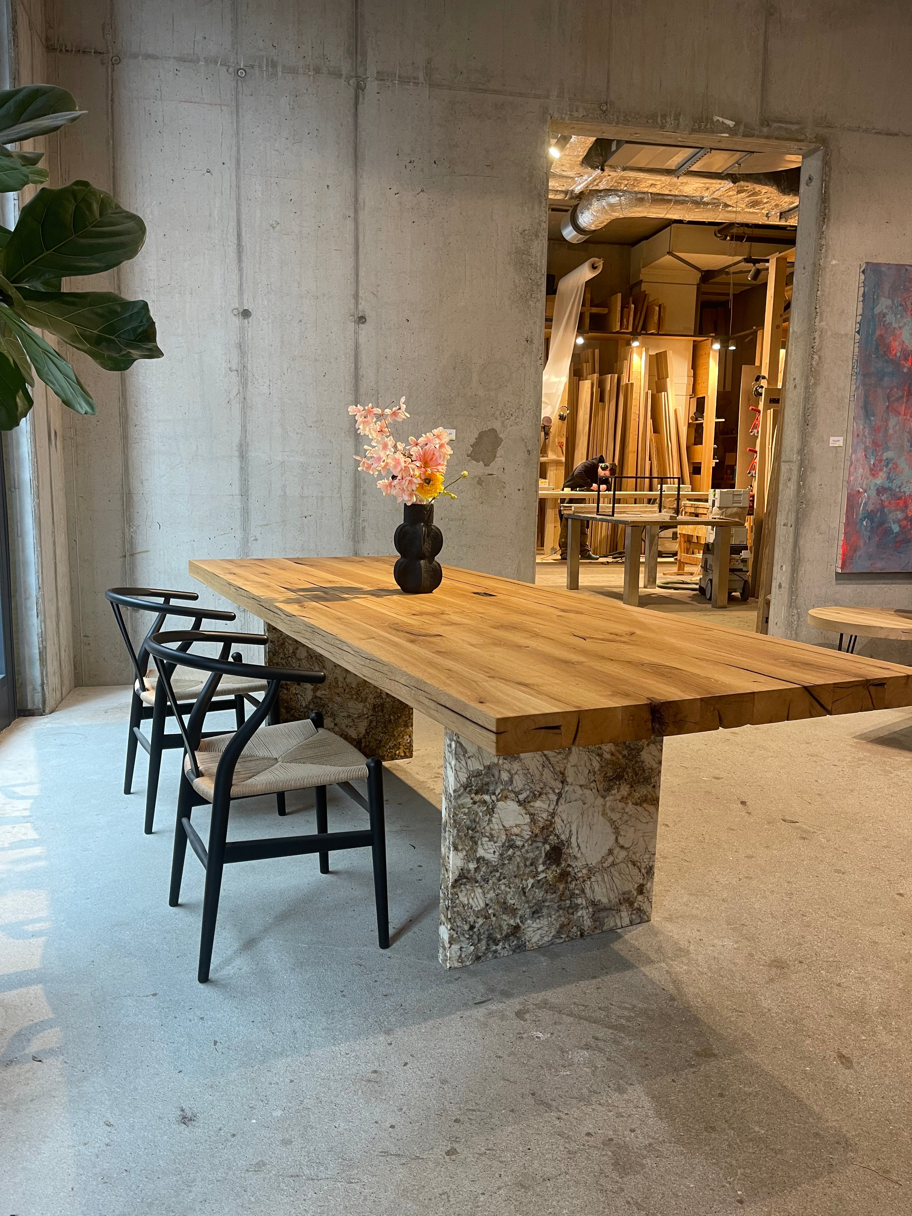 Design-Tisch aus massier Eiche mit hochwertigem Naturstein-Gestell