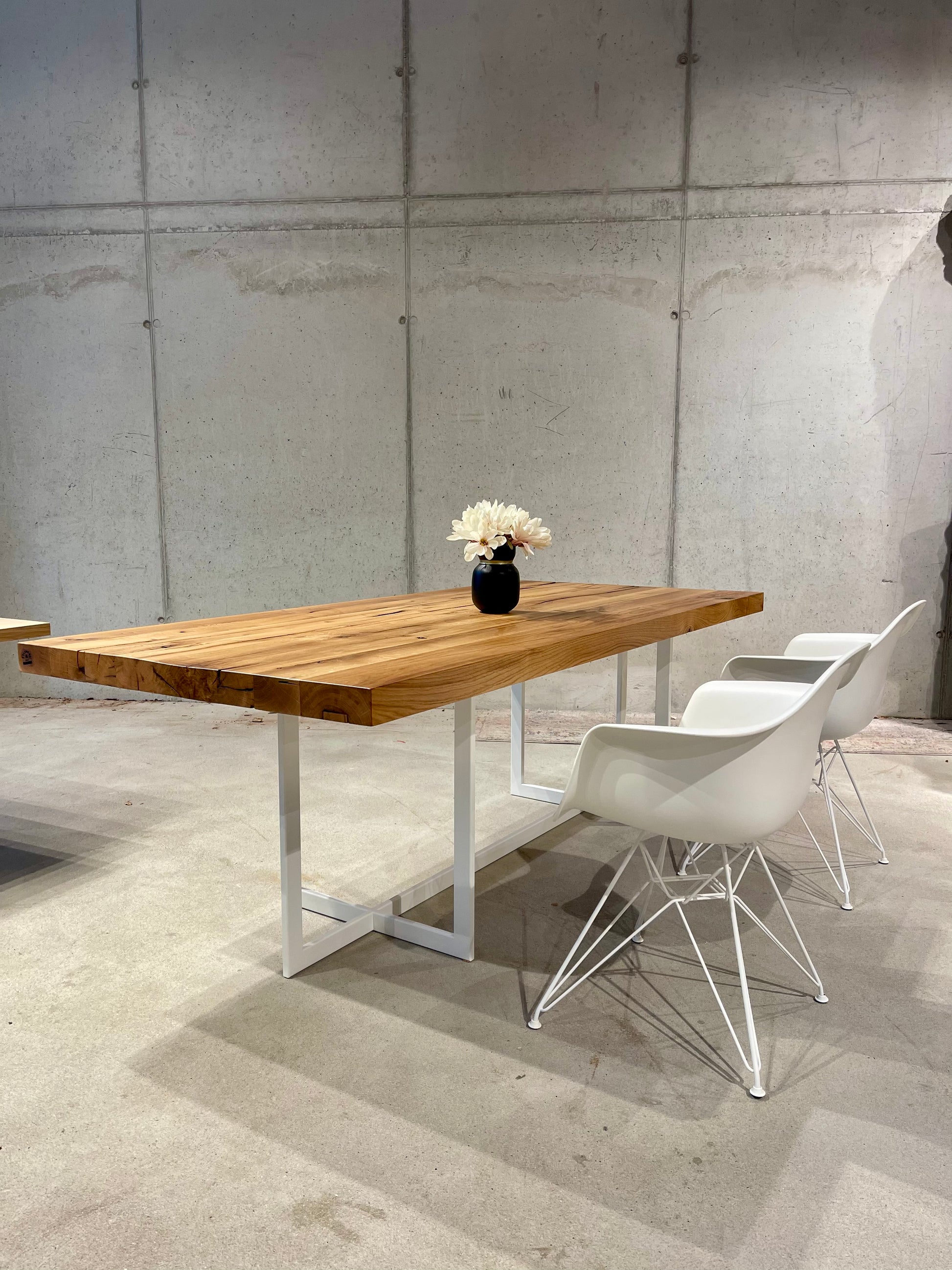 Designtisch Massivholztisch von der Manufaktur Holzwerk Hamburg 