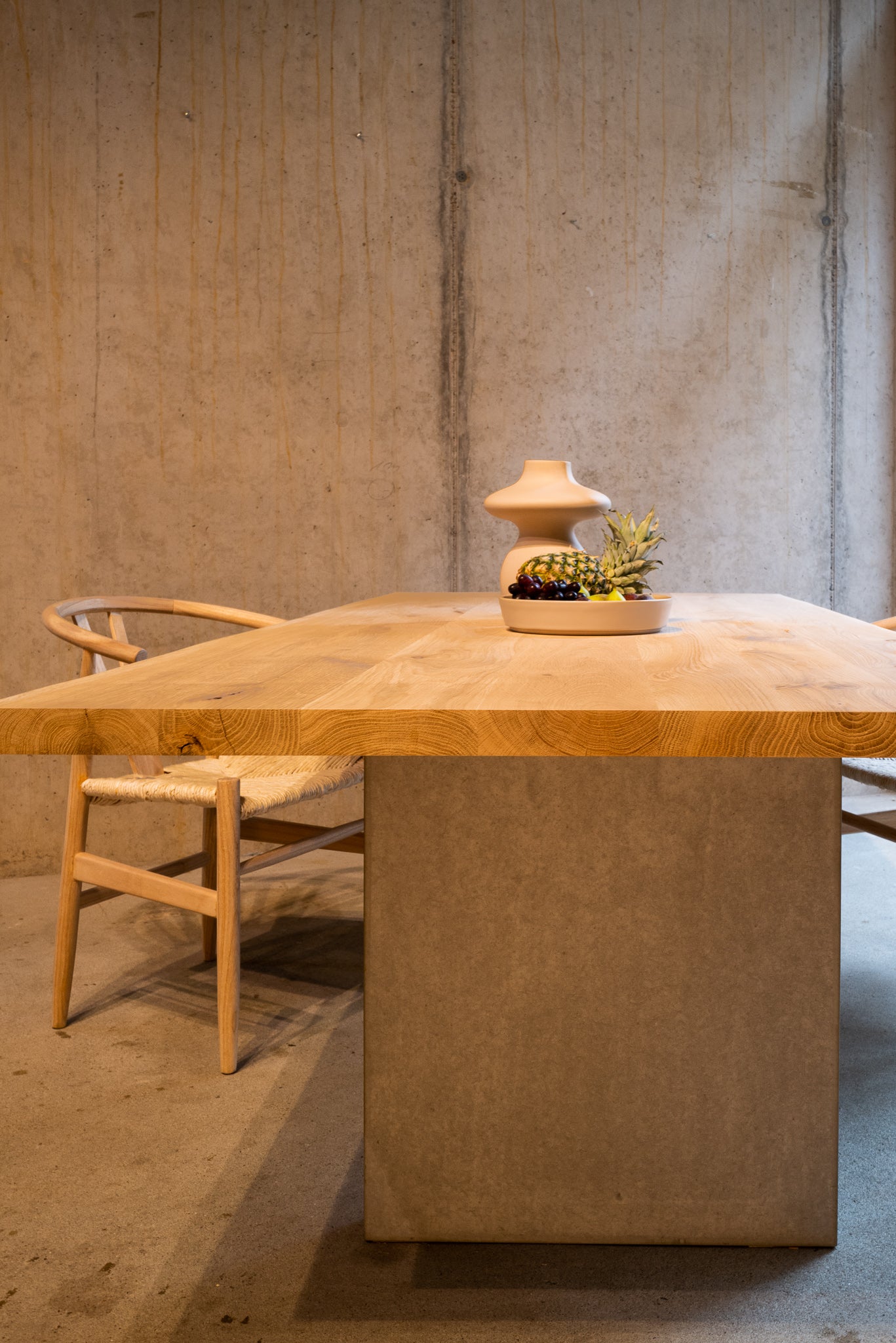 Holztisch mit Beton Gestell