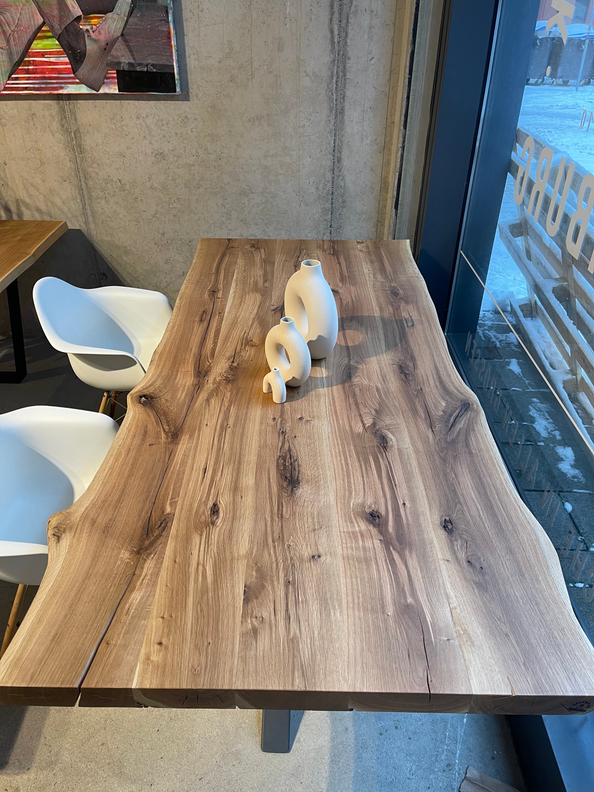 Massivholztisch aus Eiche mit Baumkante 