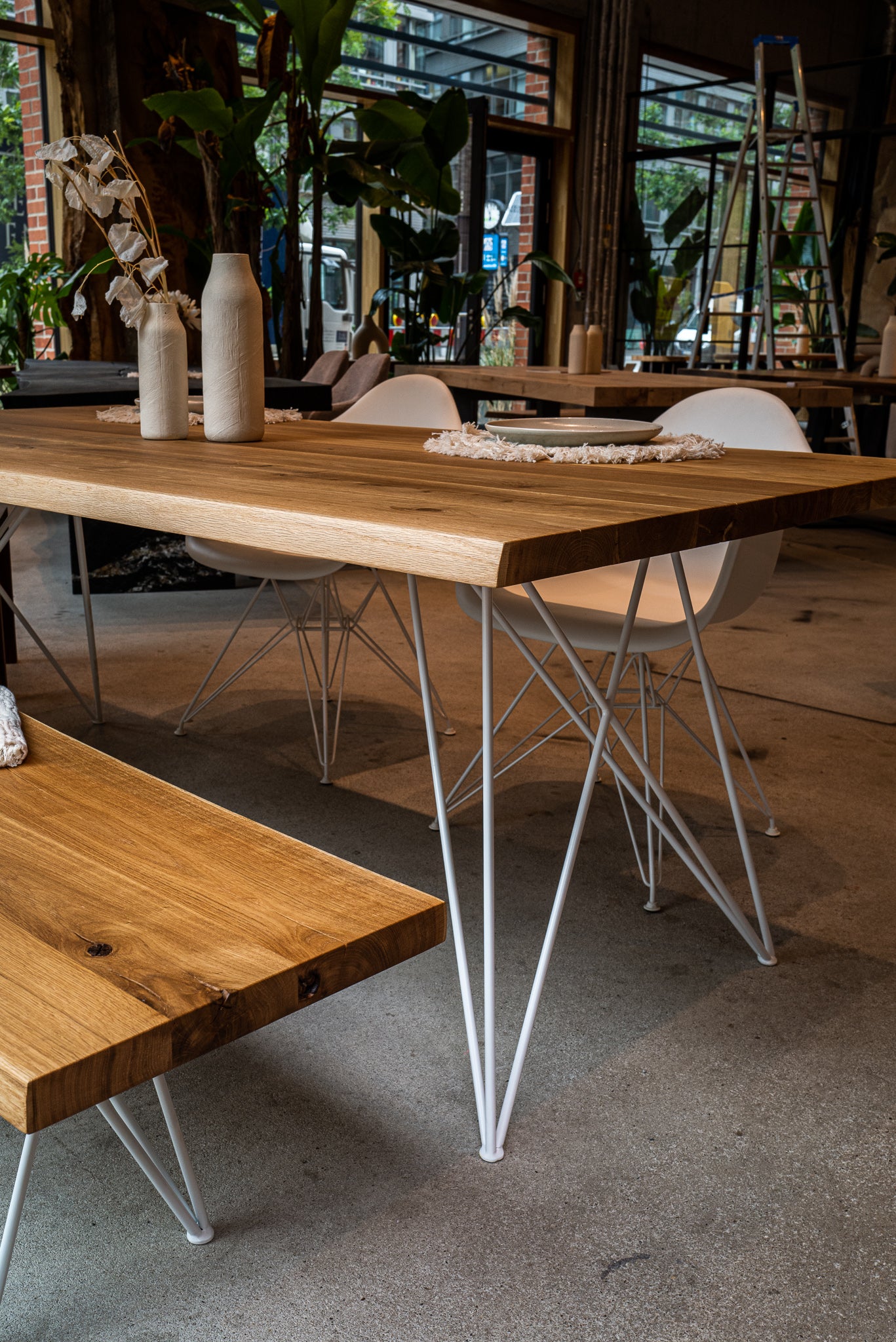 Moderner Tisch mit weißem Gestell | Esstisch Eichenholz | Tischgestell weiß 