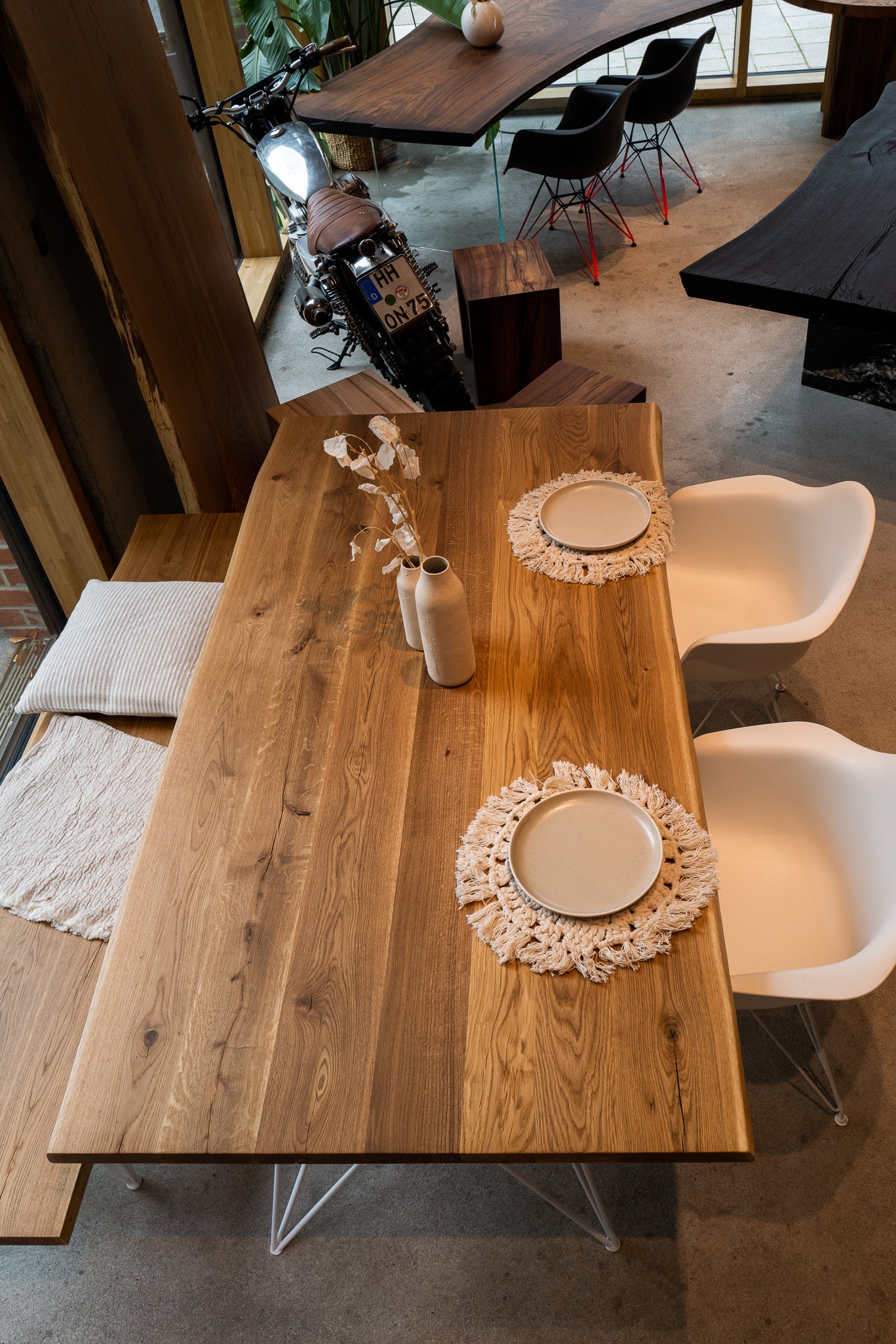 Eichenholz Tisch mit Baumkante | Gestell weiß 