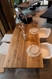 Eichenholz Tisch mit Baumkante | Gestell weiß 