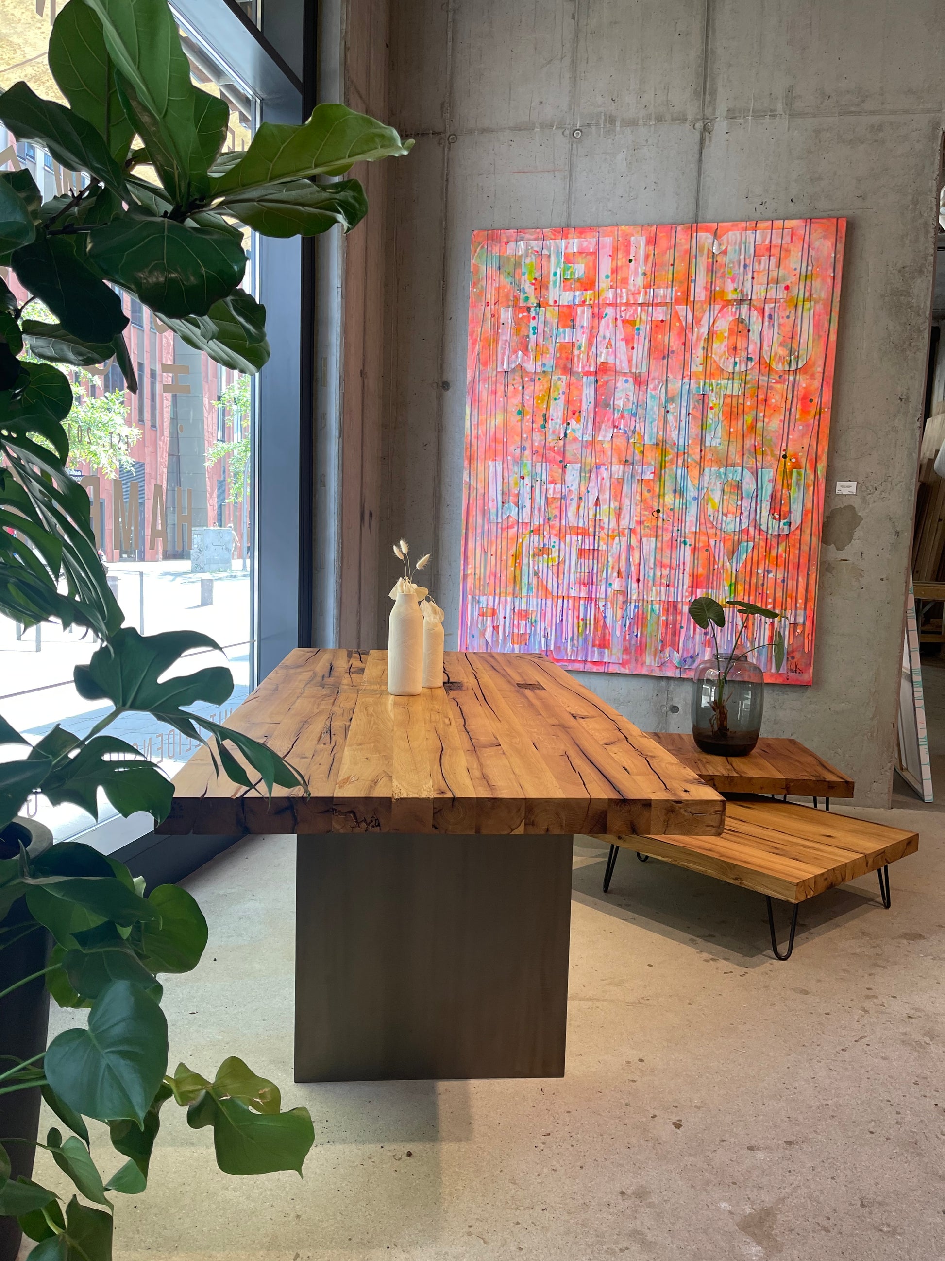 Esstisch aus Massivholz aus der Manufaktur Holzwerk Hamburg 