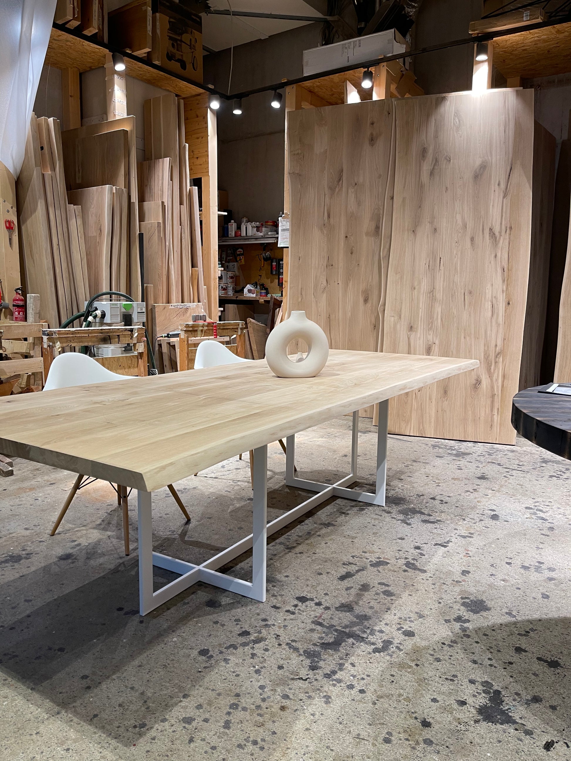 Esstisch aus Massivholz Eiche mit Baumkante 