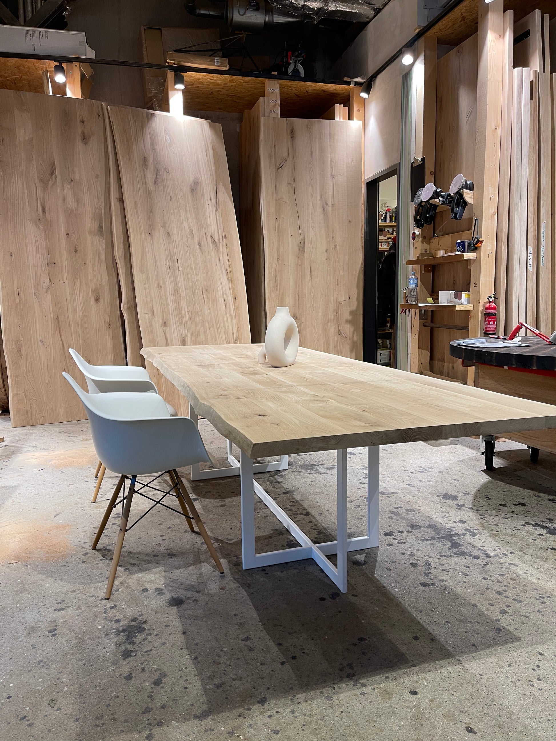 Massivholztisch mit Naturkante nach Maß