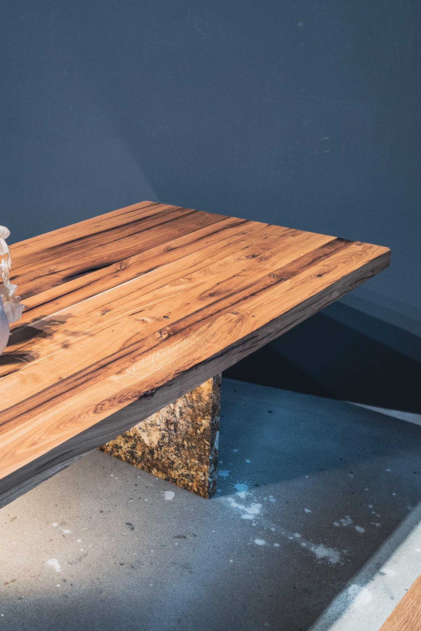 Holz und Mamor als Tisch 