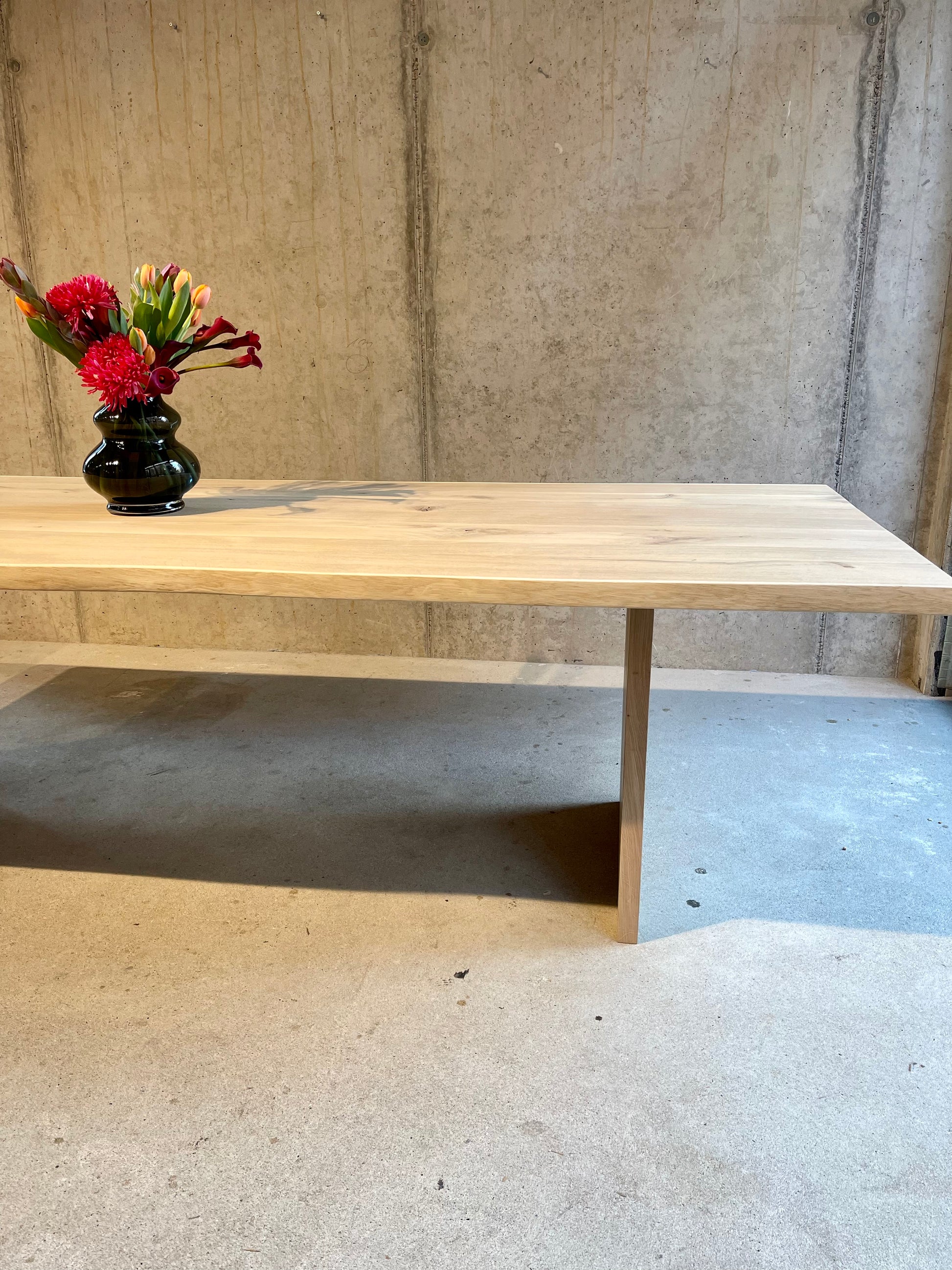 Massivholztisch mit Baumkante und Holzwange 