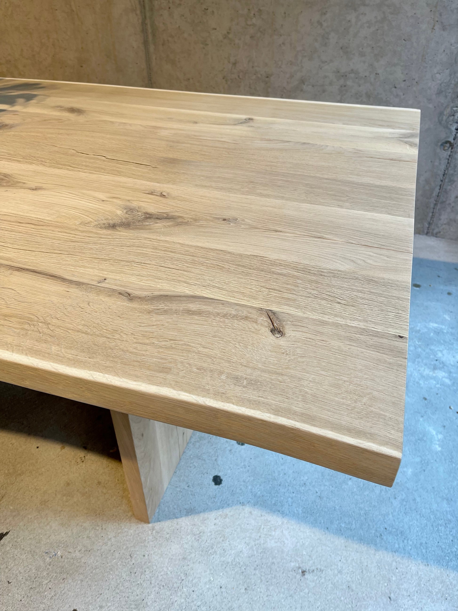 Esstisch mit Holzgestell