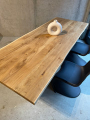 Individueller Esstisch aus Massivholz nach Maß