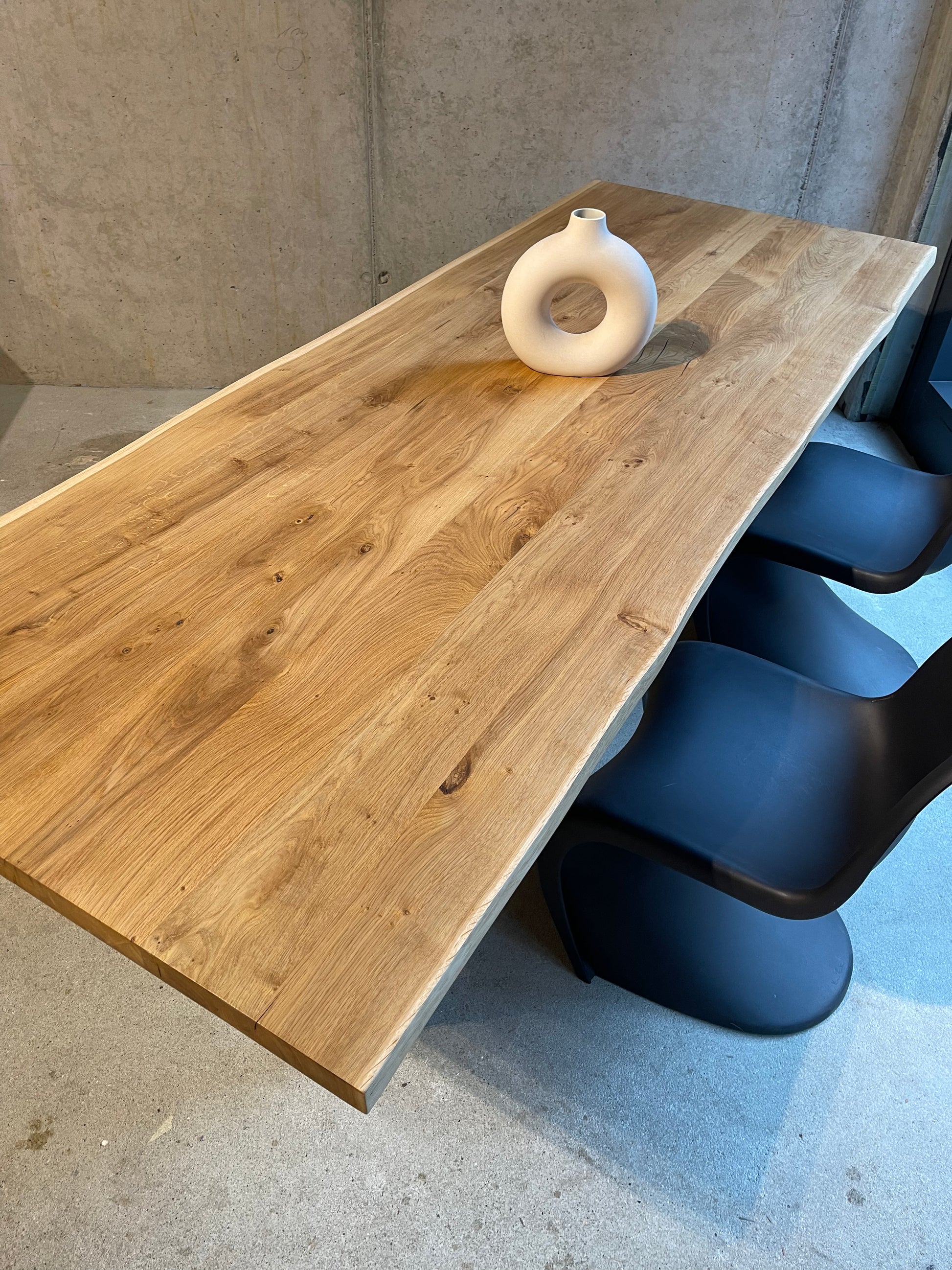 Individueller Esstisch aus Massivholz nach Maß