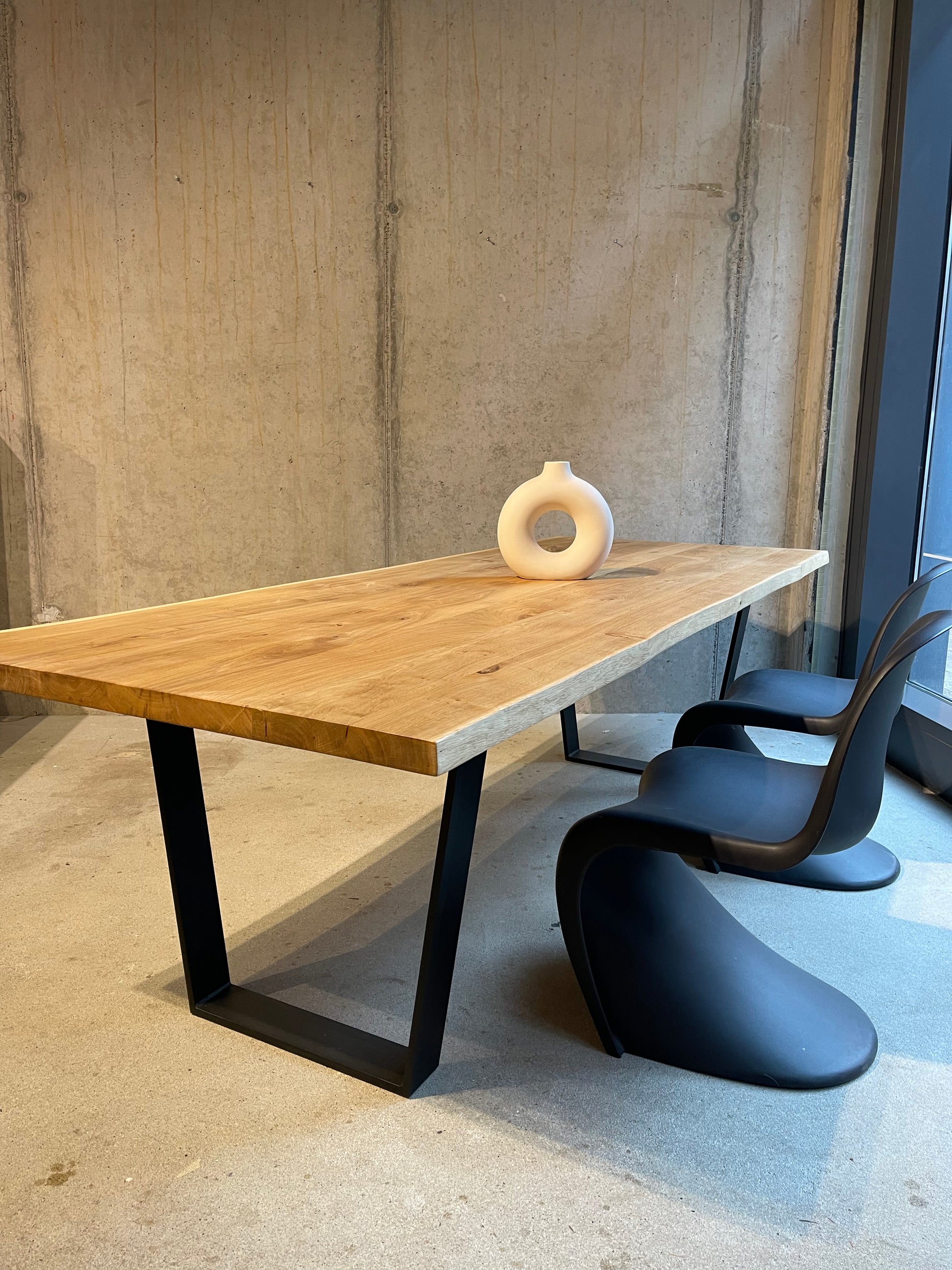 Moderner Esstisch aus Massivholz Eichenholz 