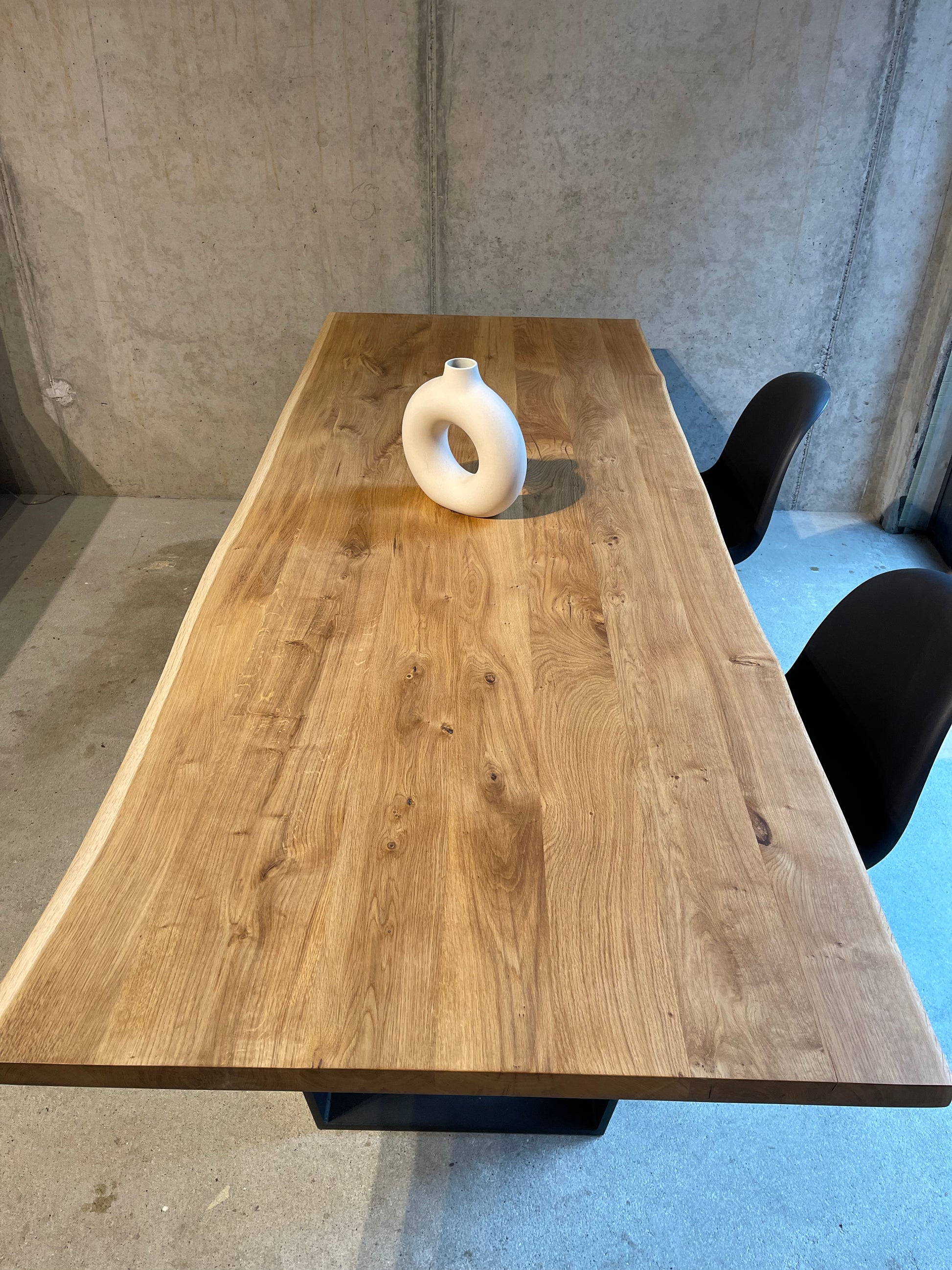 Massivholztisch mit natürlicher Baumkante aus Eichenholz 