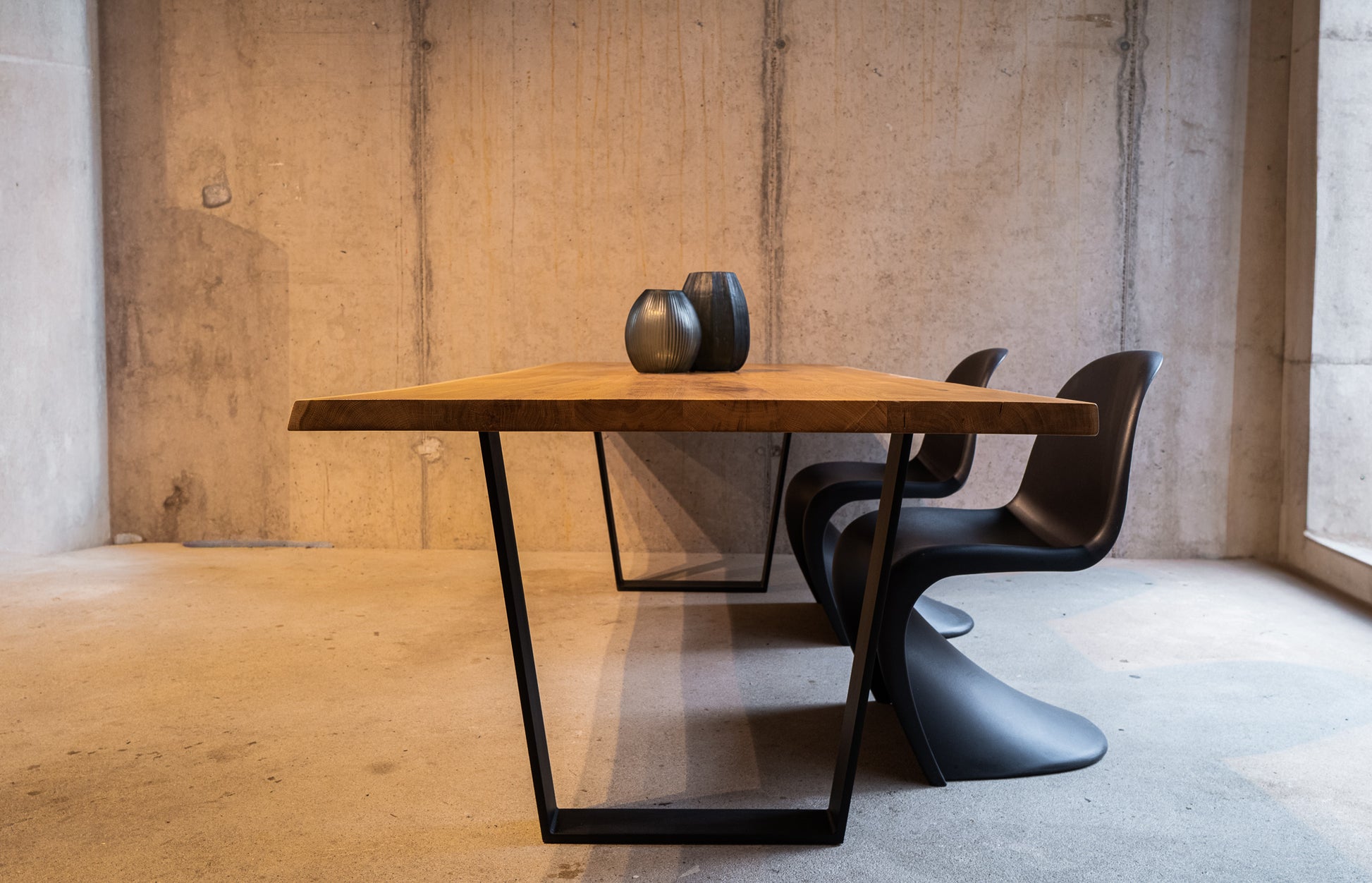 Esstisch mit Metallgestell schwarz | Massivholztisch nach Maß mit Baumkante 