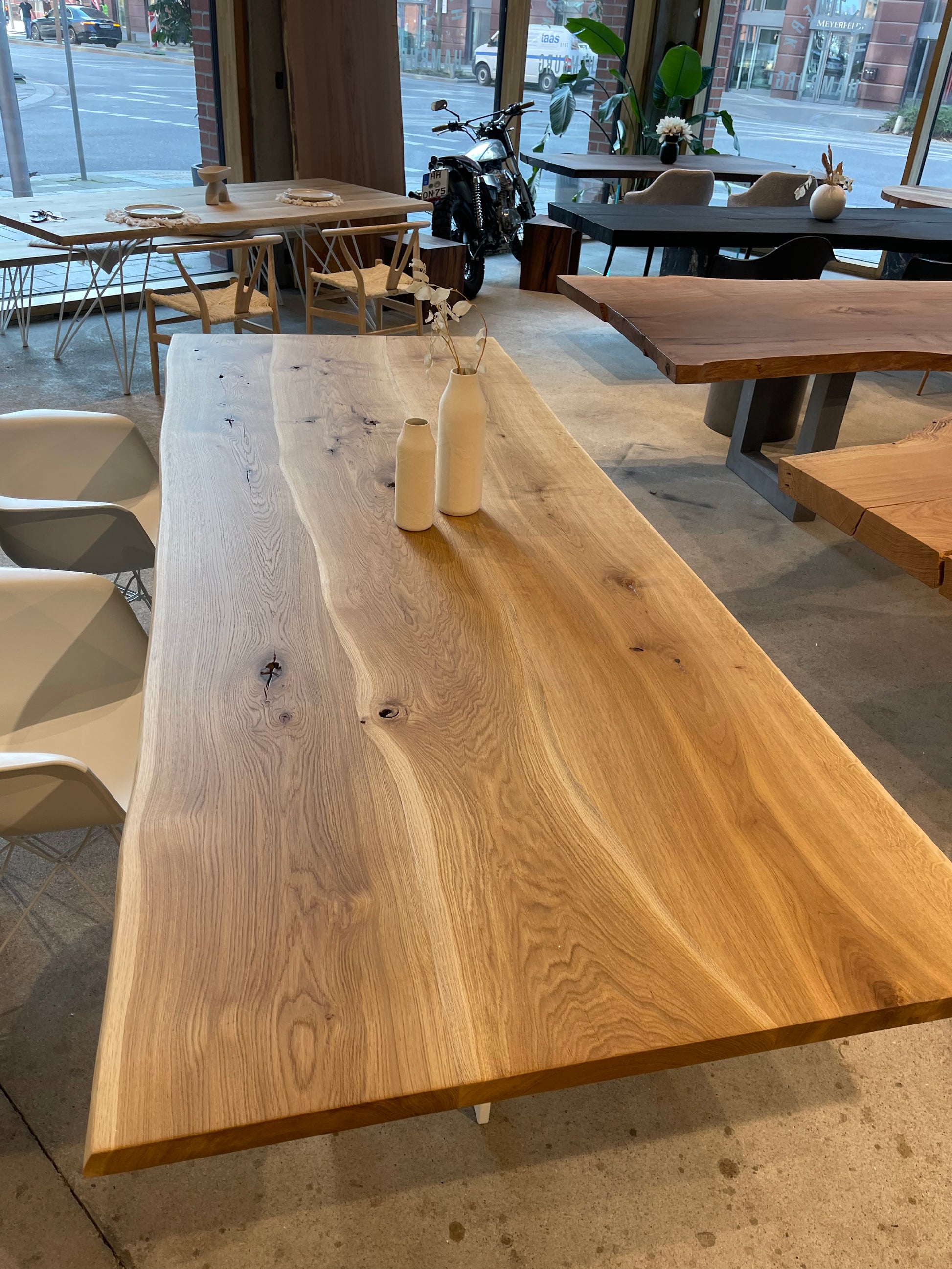 Esstisch Massivholz Eiche mit Baumkante 