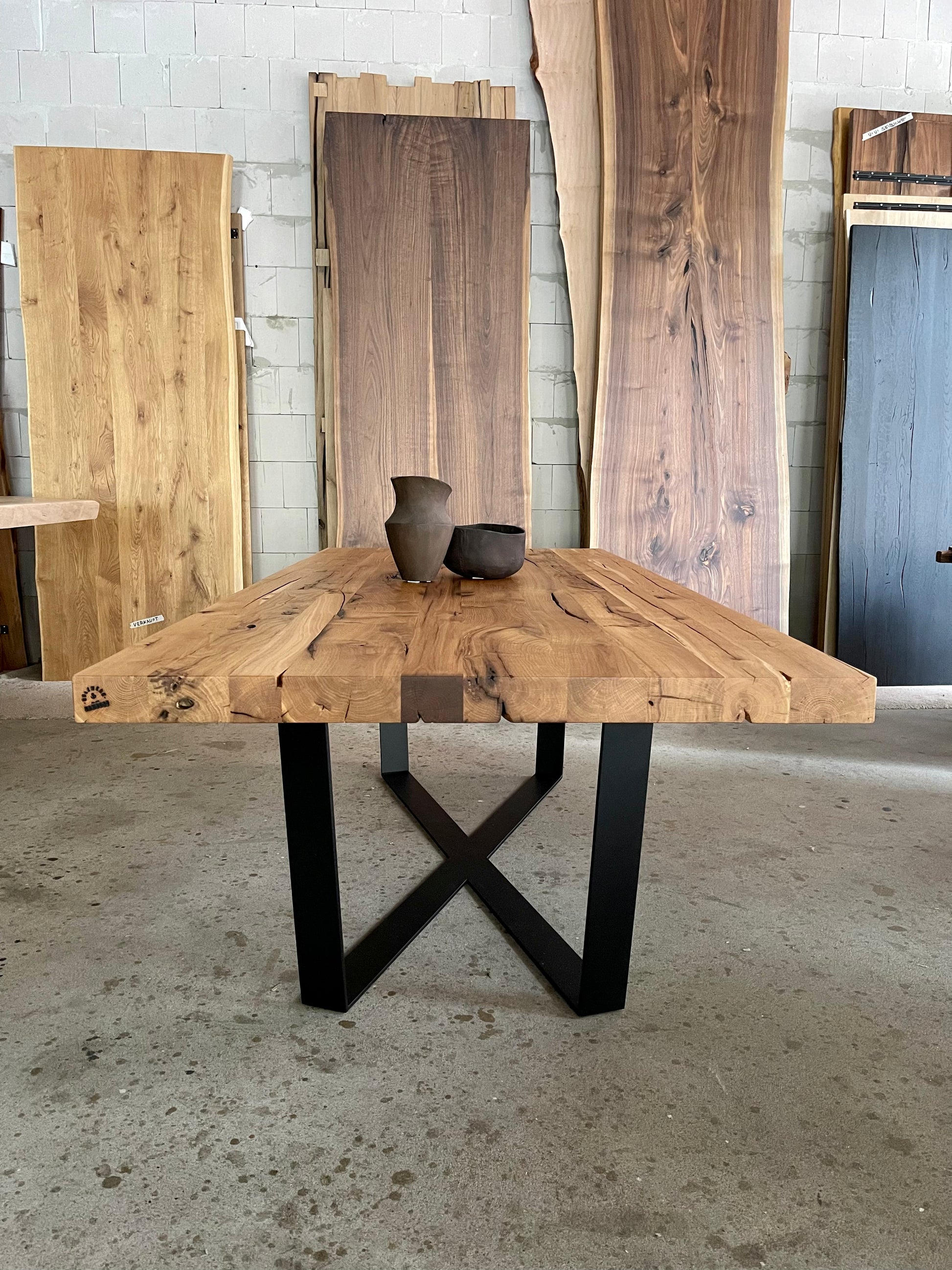 Rustikaler Esstisch aus Eichenholz 