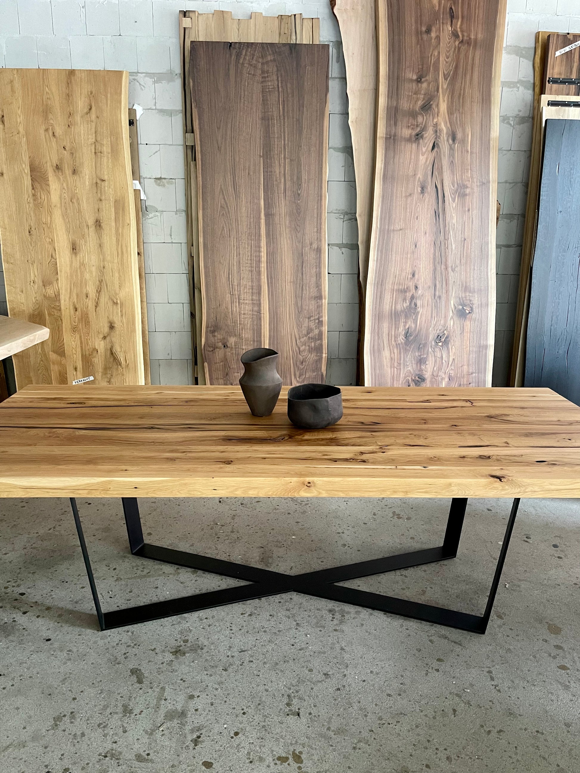 Massivholztisch aus Eichenholz Tischgestell Metall schwarz 