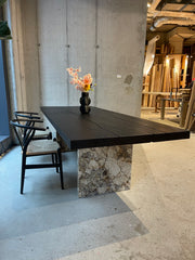 Schwarzer Esstisch mit Naturstein Gestell