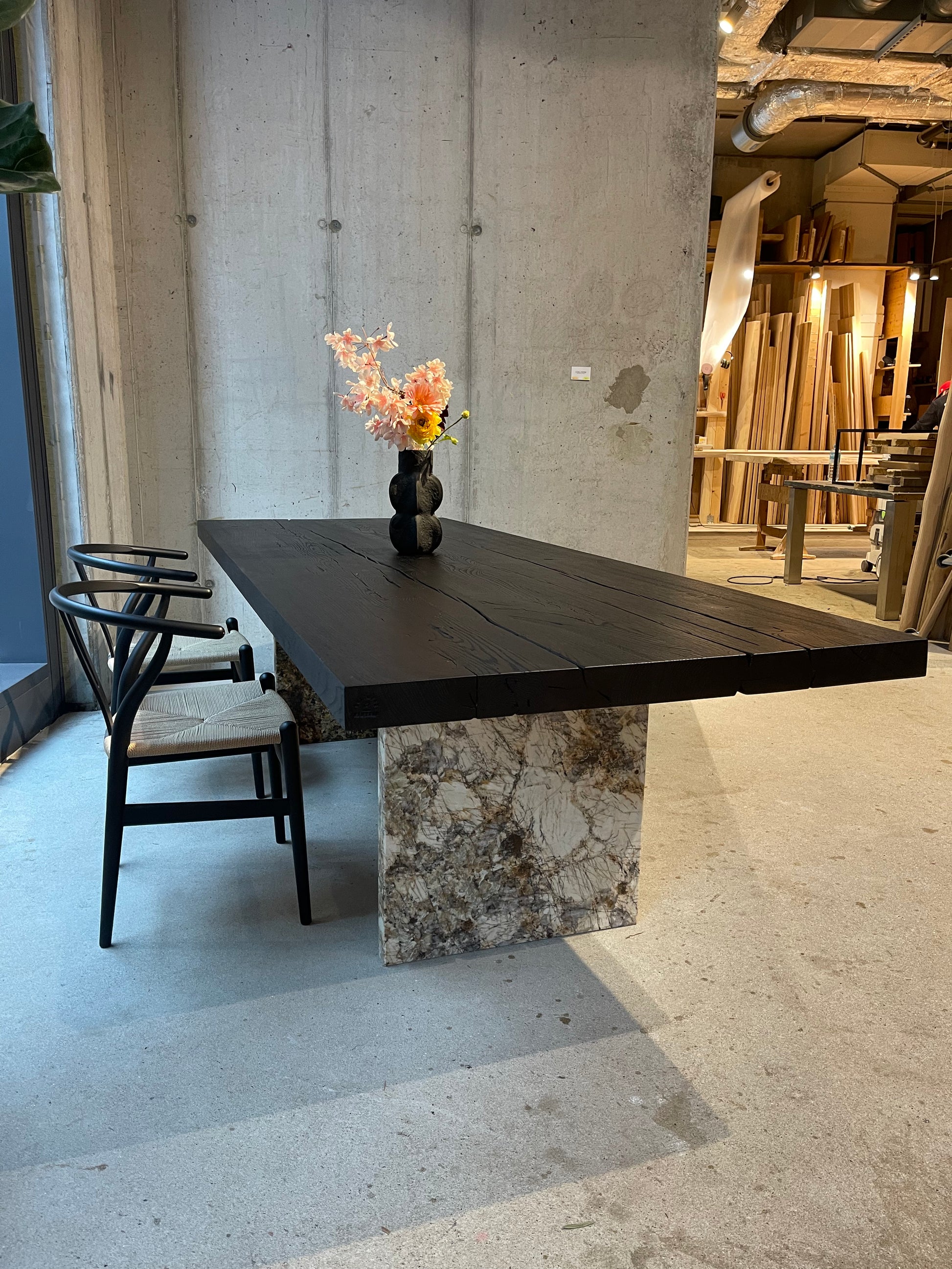 Schwarzer Esstisch mit Naturstein Gestell