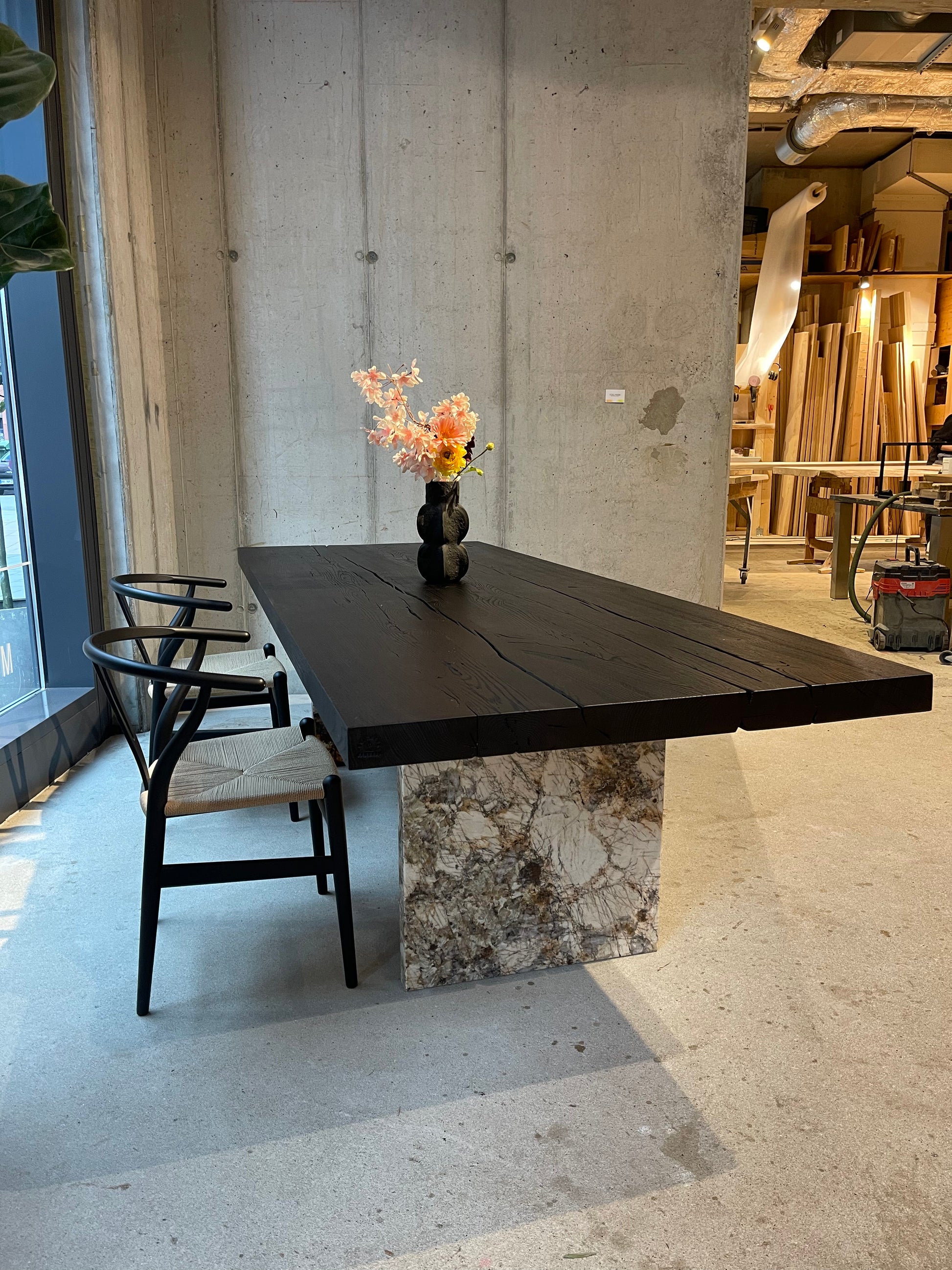 Schwarzer Holztisch - das Highlight für Ihr Zuhause